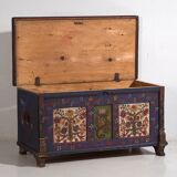 Malle bleue ancienne avec détails floraux peints à la main, c.1870