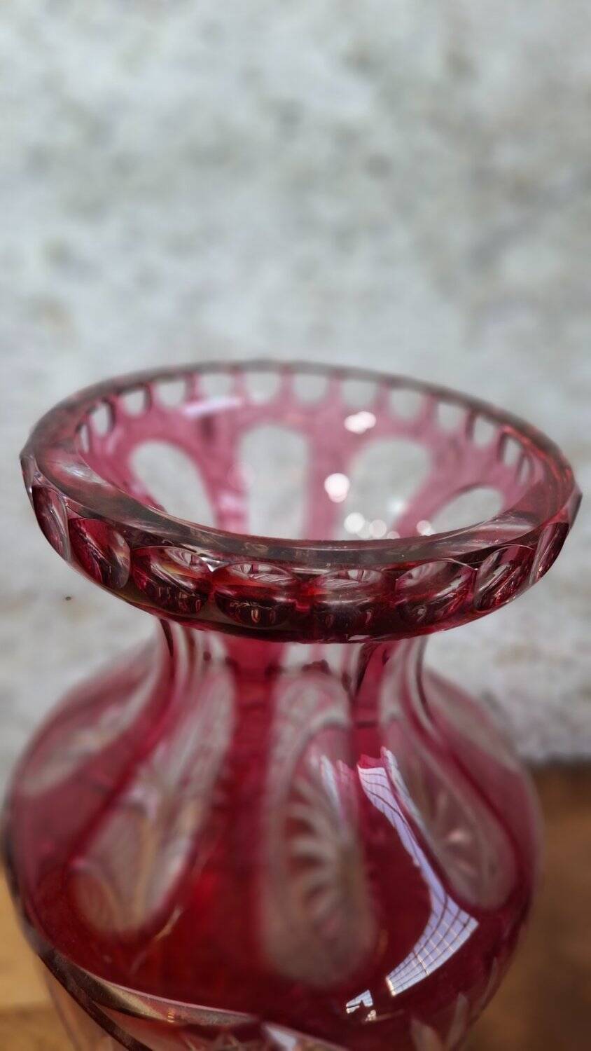 Bohème large crystal vase with red overlay, wheel-cut, Belle Époque.