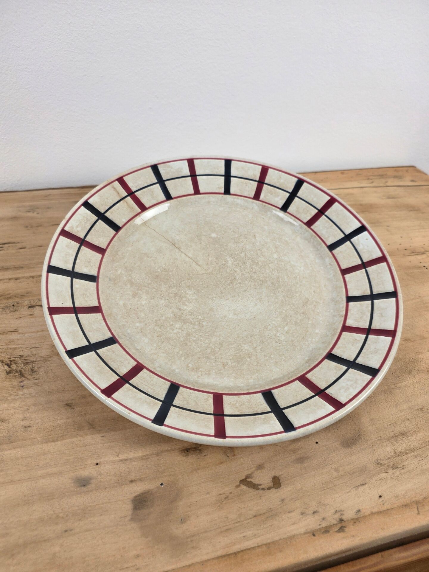 Round presentation plate Lou Basquez manufacture Saint-Amand
