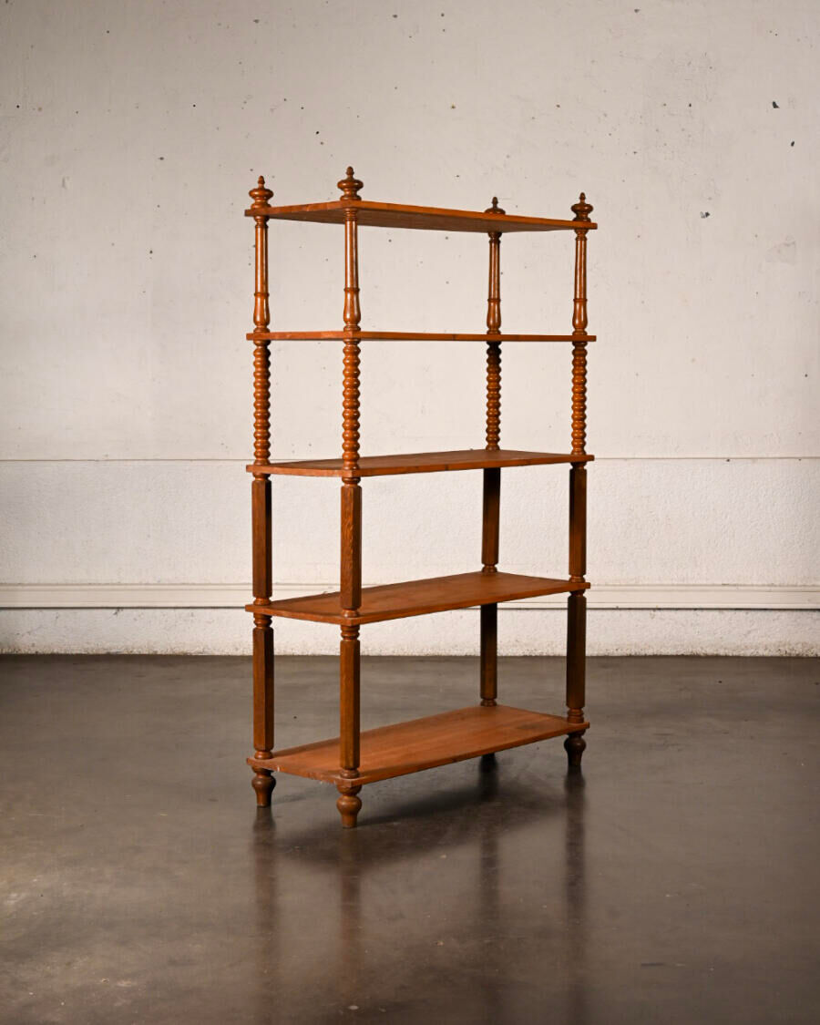 Bibliothèque en bois tourné