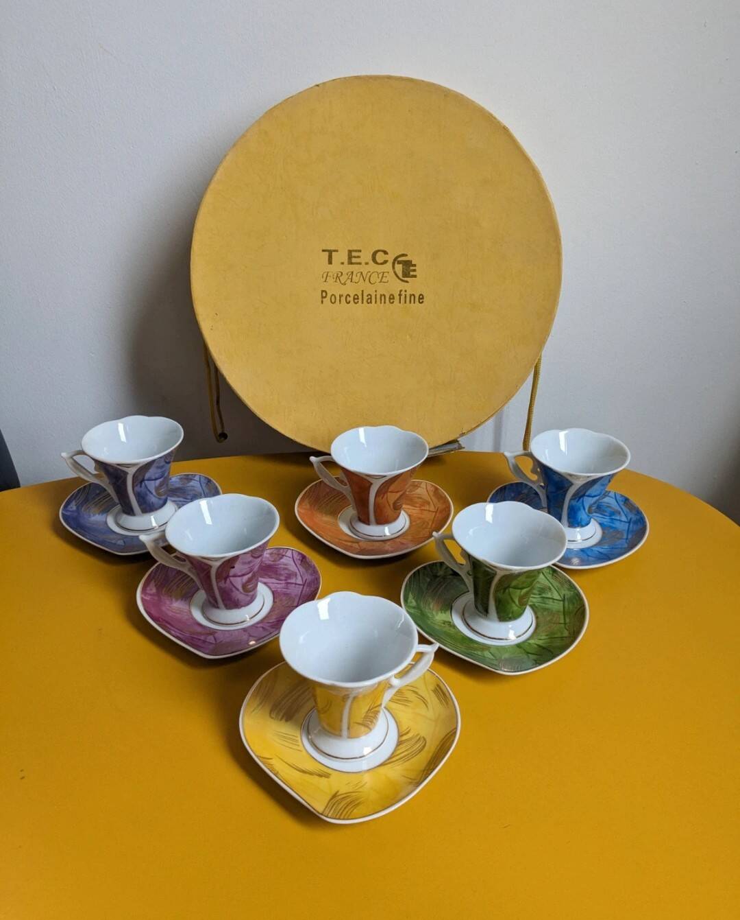 Coffee service for 6 cups "Tulip" in fine porcelain. T.E.C France. Vintage.