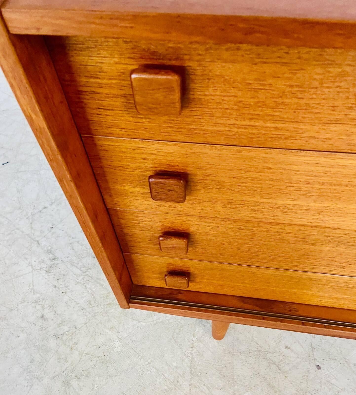 Buffet danois rétro vintage en teck du milieu du siècle par Domino Møbler