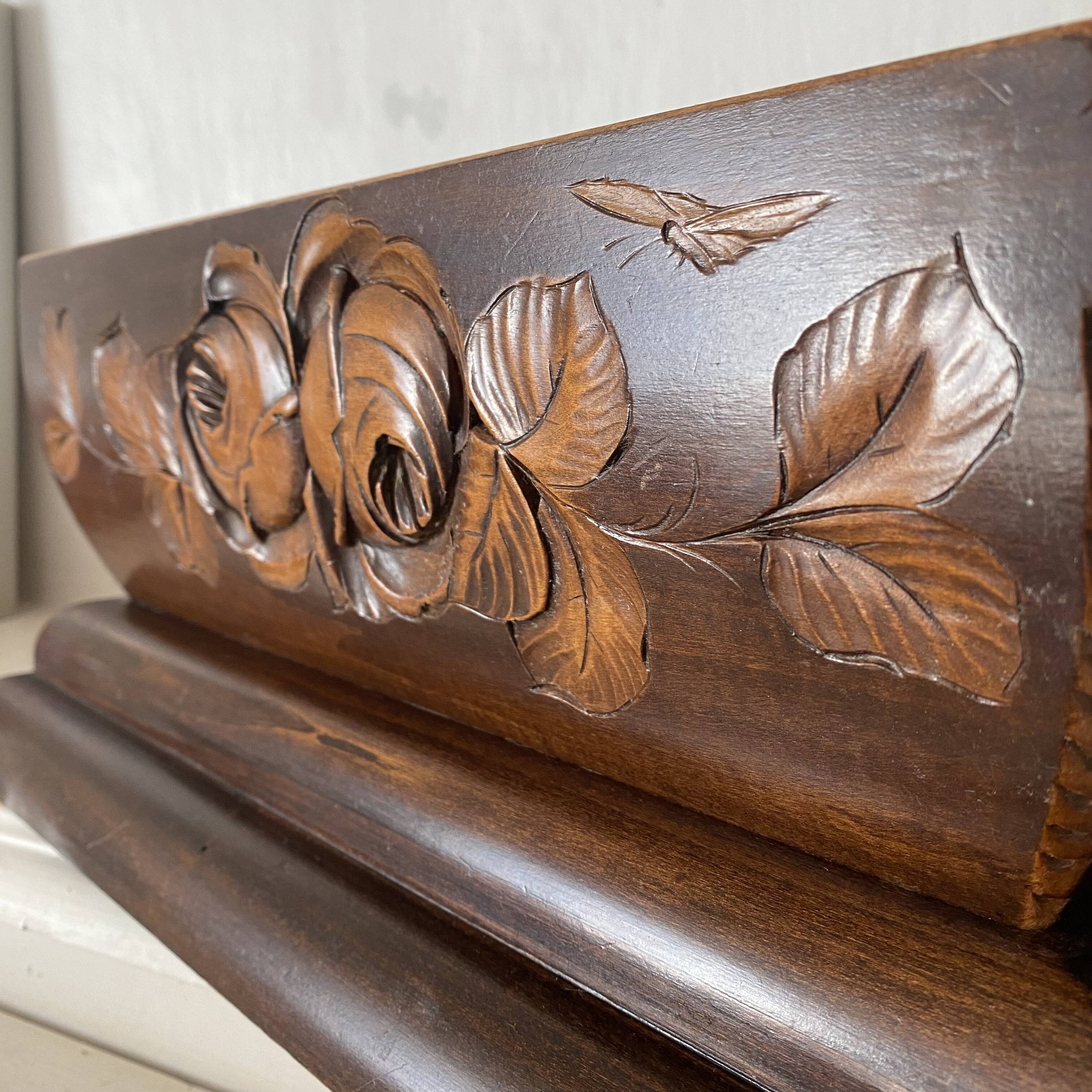 Art Deco jardinière in carved wood, decorated with roses.