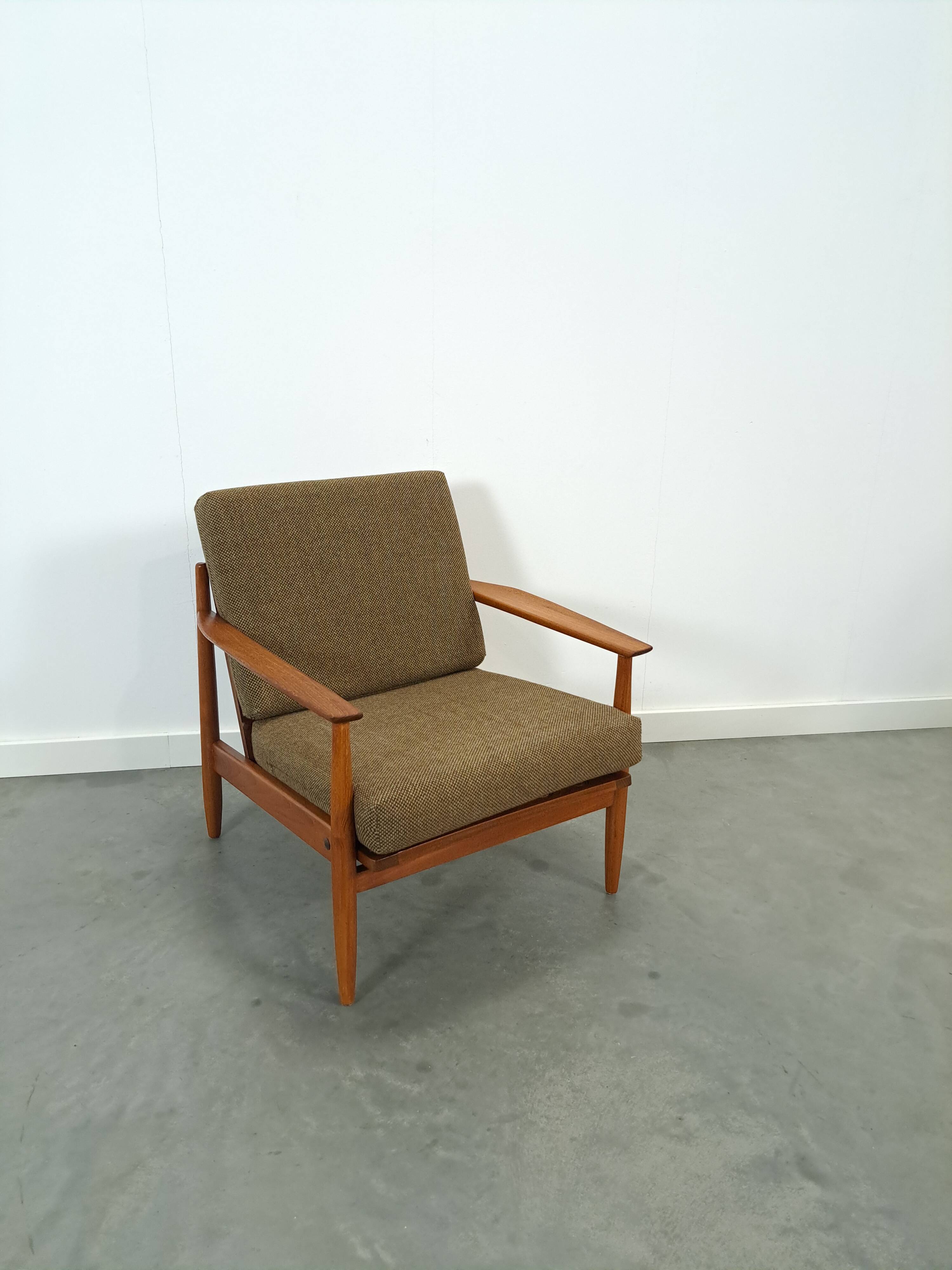 Teak Scandinavische fauteuil met bruin stoffen kussens, stoel 2
