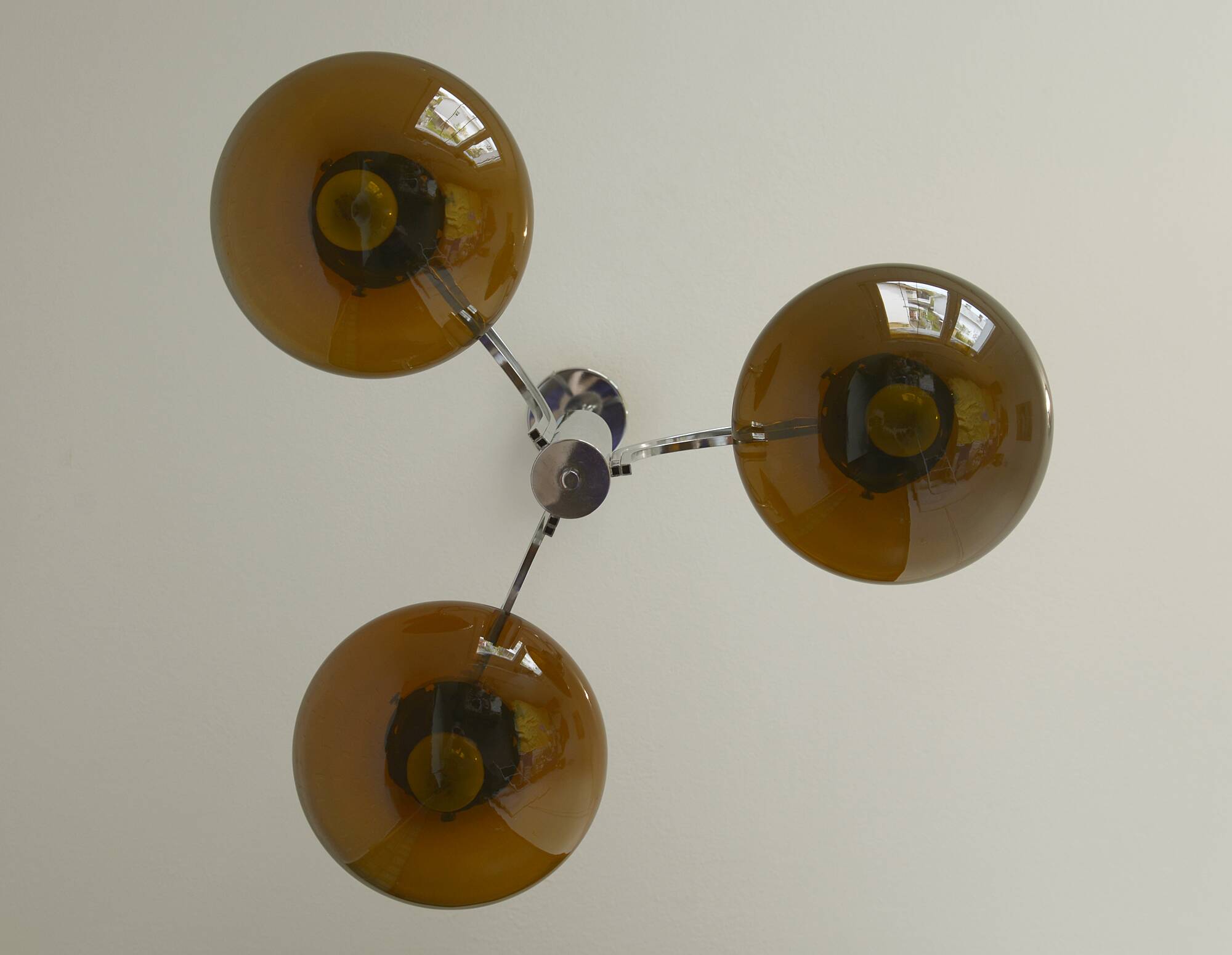 Lustre vintage en chrome, lampe suspendue en verre ambré moderne du milieu du siècle