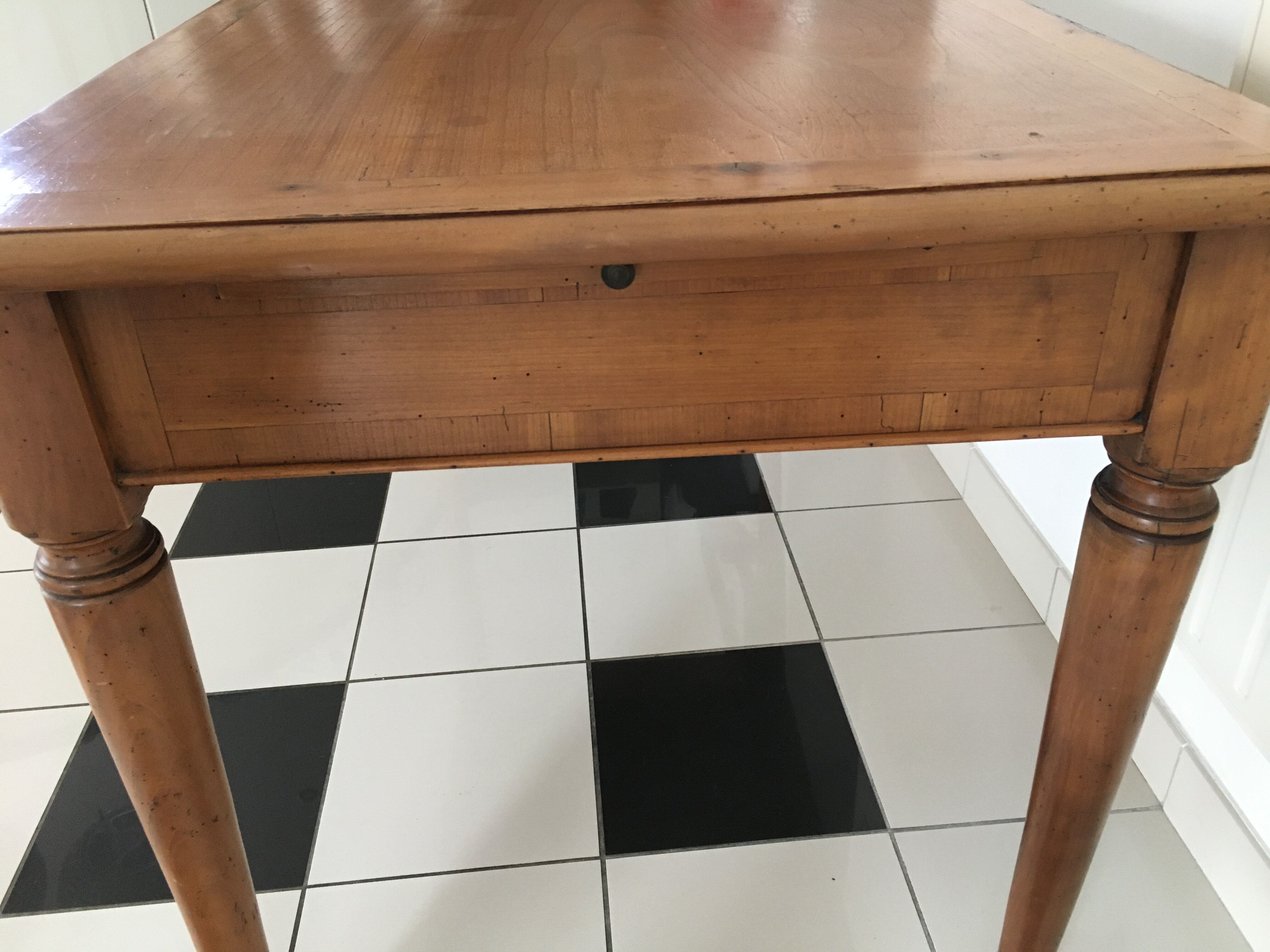 Wooden desk 2 drawers