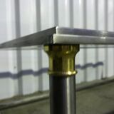 Table basse en acier et laiton
