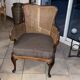 Fauteuil dossier cannage assise tissu refaite récemment