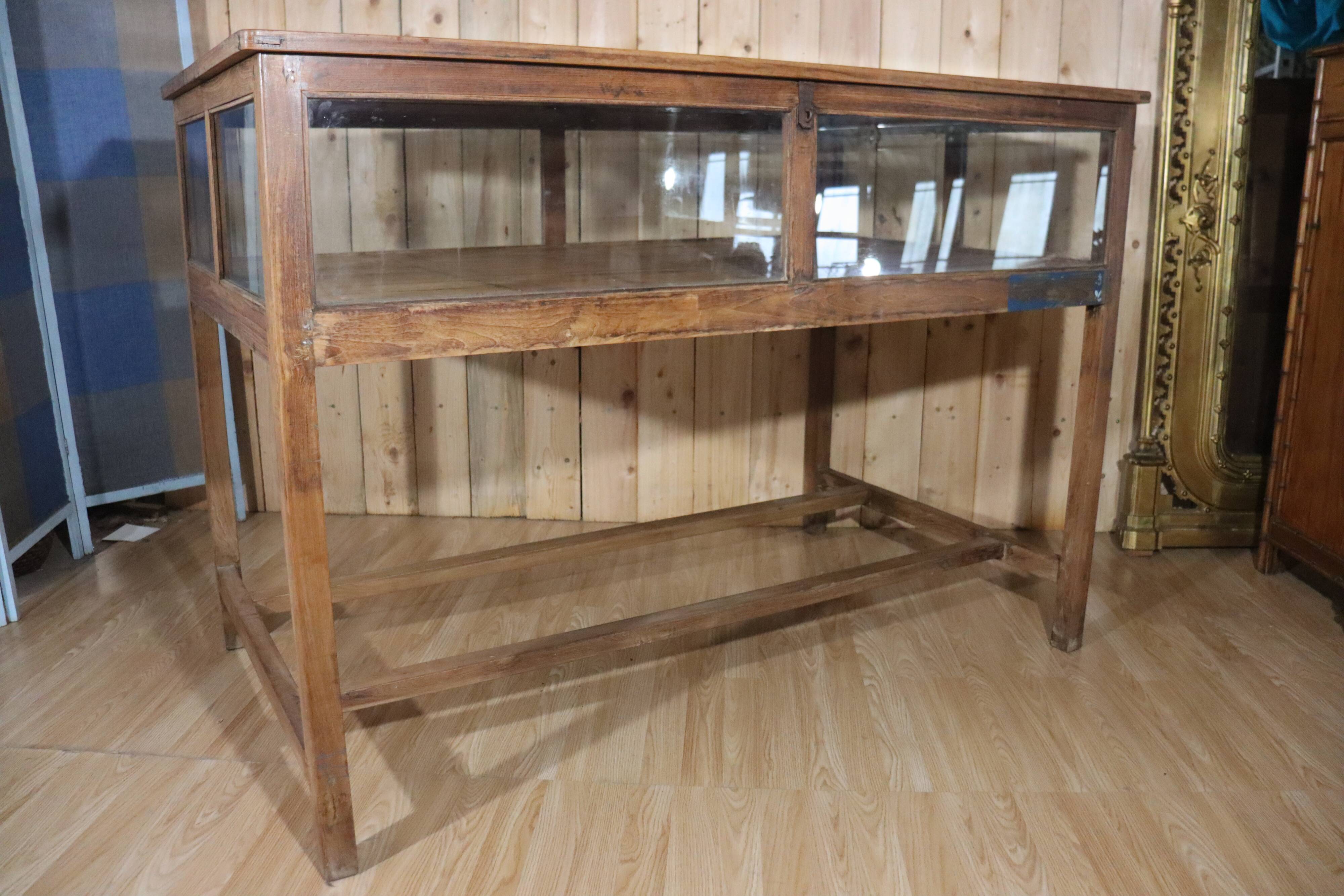 Ancienne vitrine/présentoir de magasin en pin