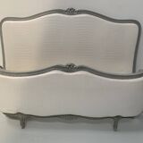 Lit corbeille de style Louis XV en hetre patiné XX siècle