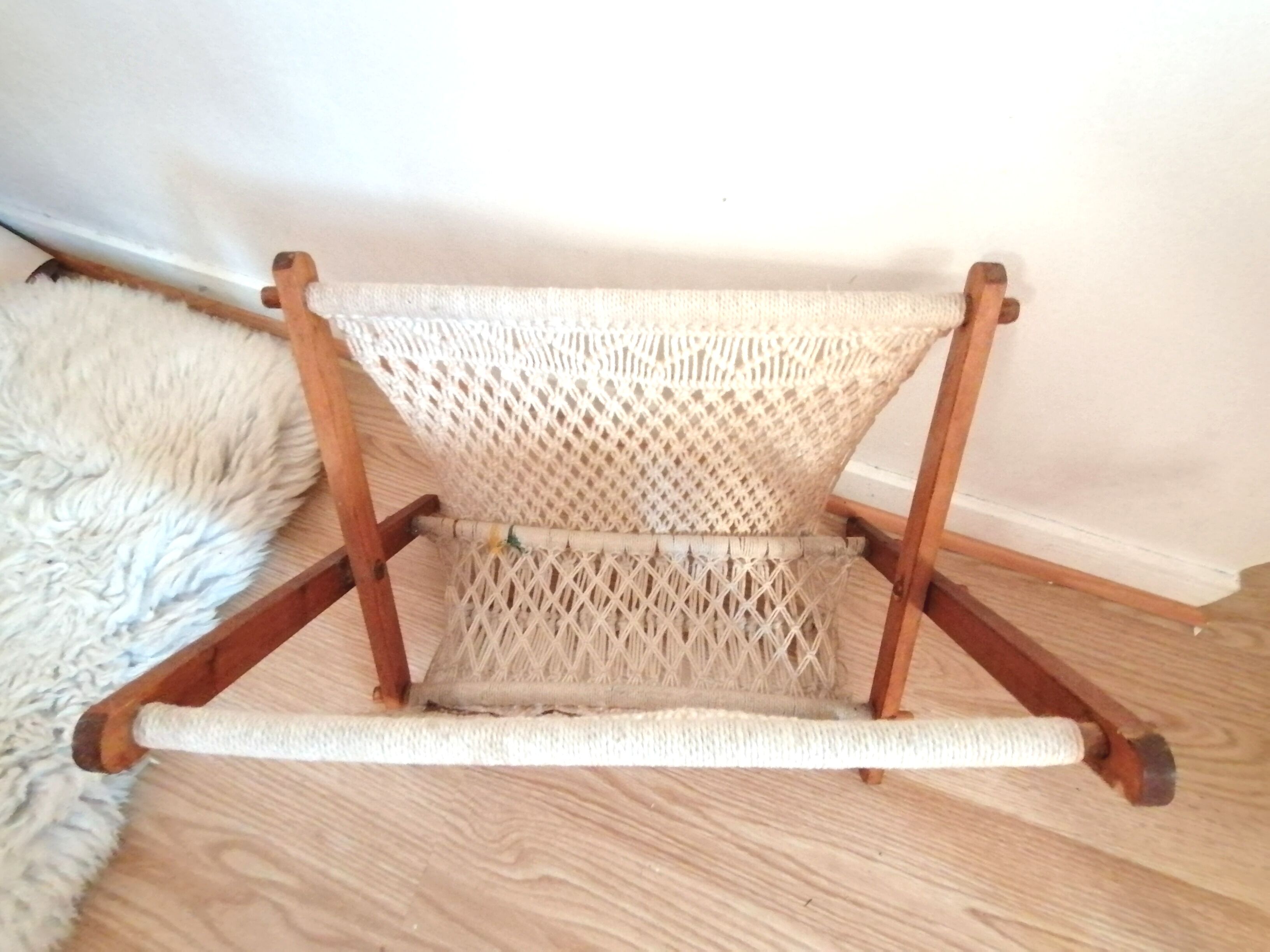 Bohemian magazine holder in macramé and pearls, 60s