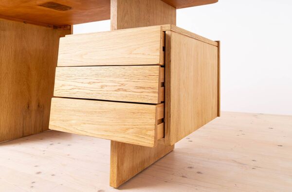 Bureau postmoderne, table à écrire par Bohumil Landsman, placage de chêne, années 1970
