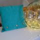 Coussin vert scandinave avec boutons en bois