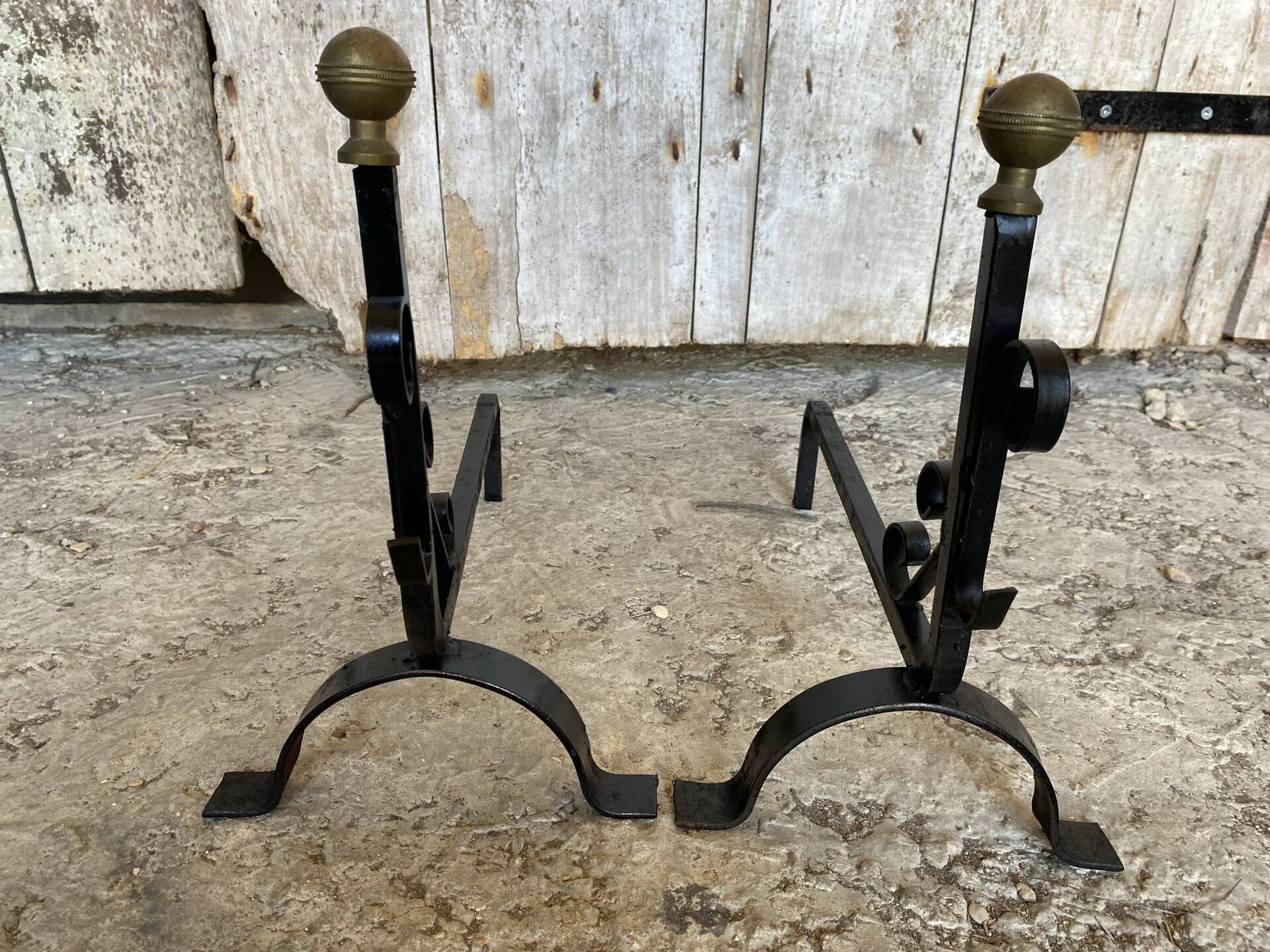 Paire de Chenets Cheminée Fer Forgé Volutes + Têtes Boule Laiton Vinta