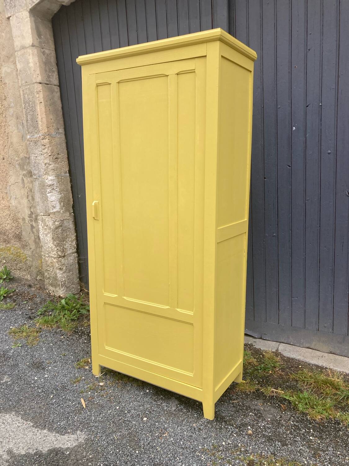 Simple yellow Parisian wardrobe