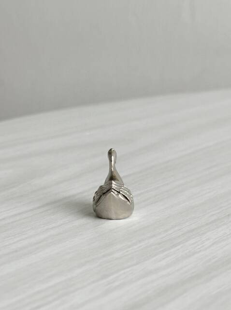 Metal swan name holders