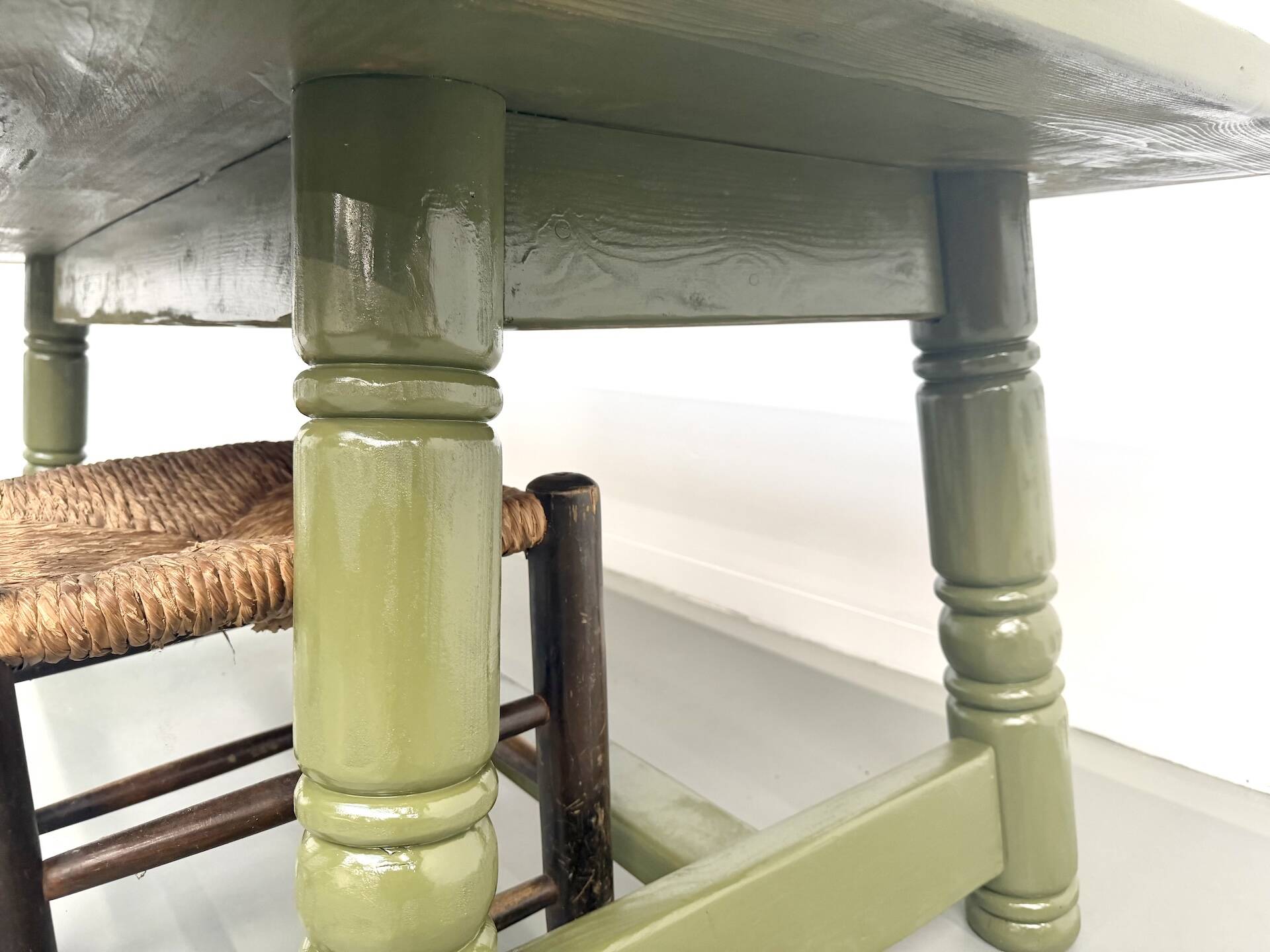 Glossy olive green lacquered dining table — DLG Georges Robert, Circa 1970