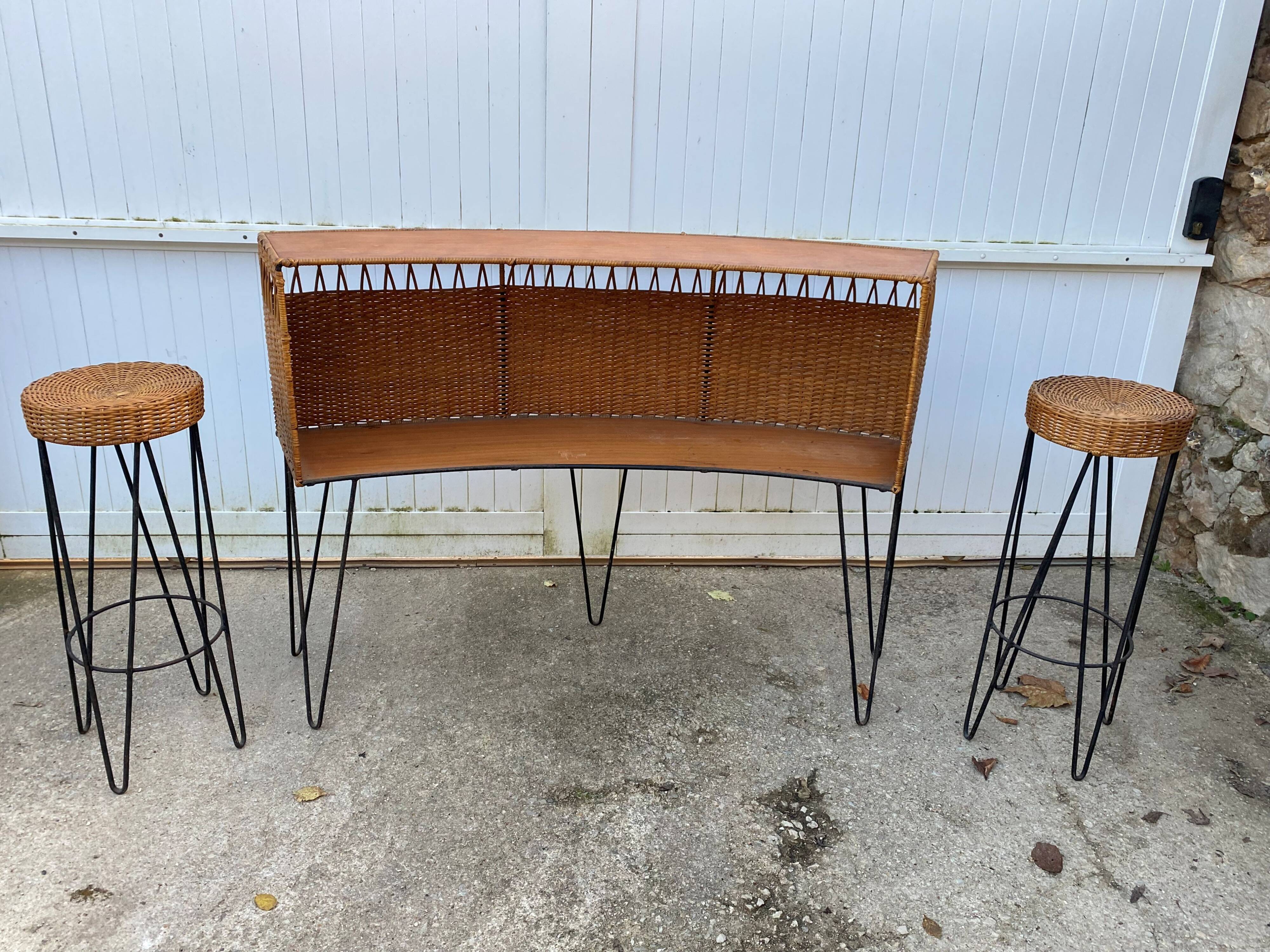 Bar counter with its 2 rattan and metal stools from the vintage 1950s.