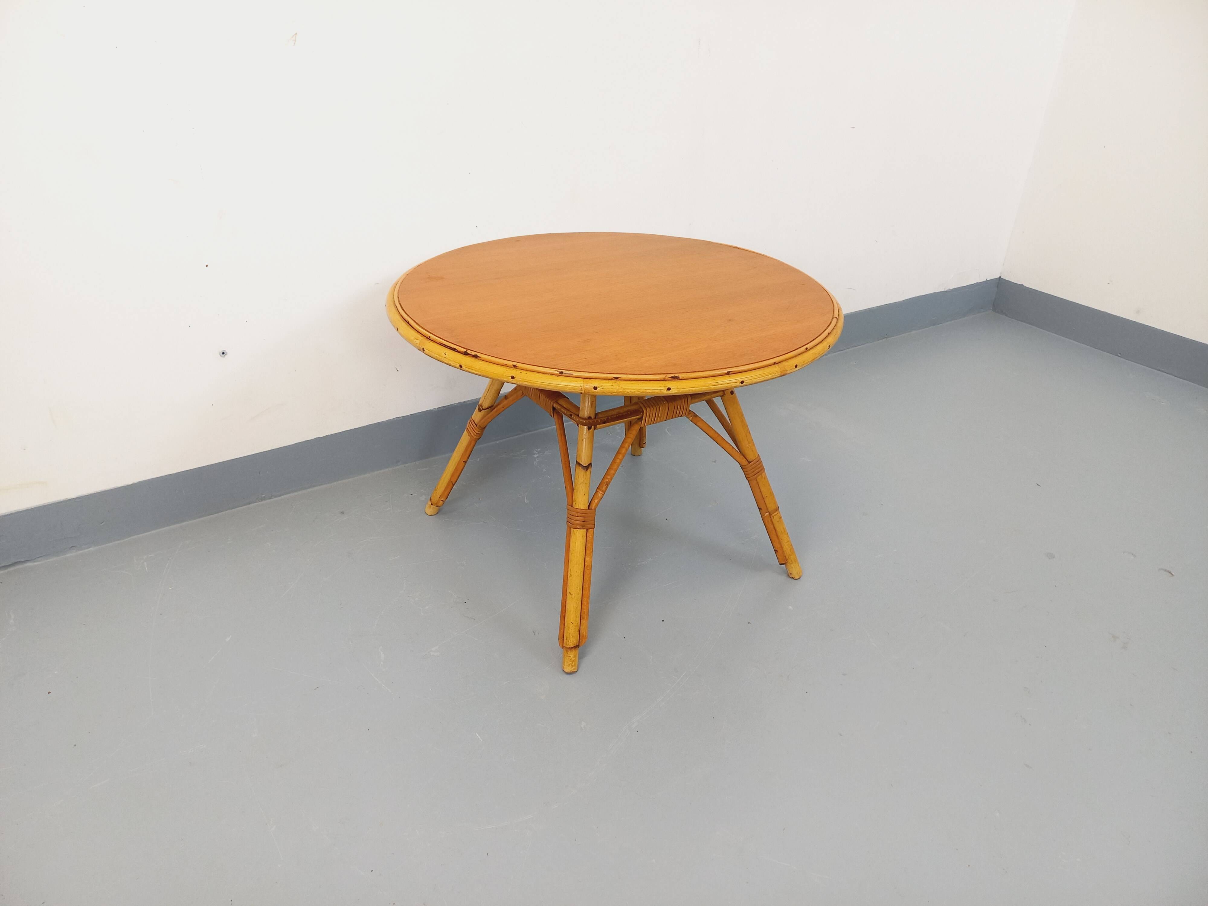 Round coffee table in vintage rattan and wood from the 1960s.