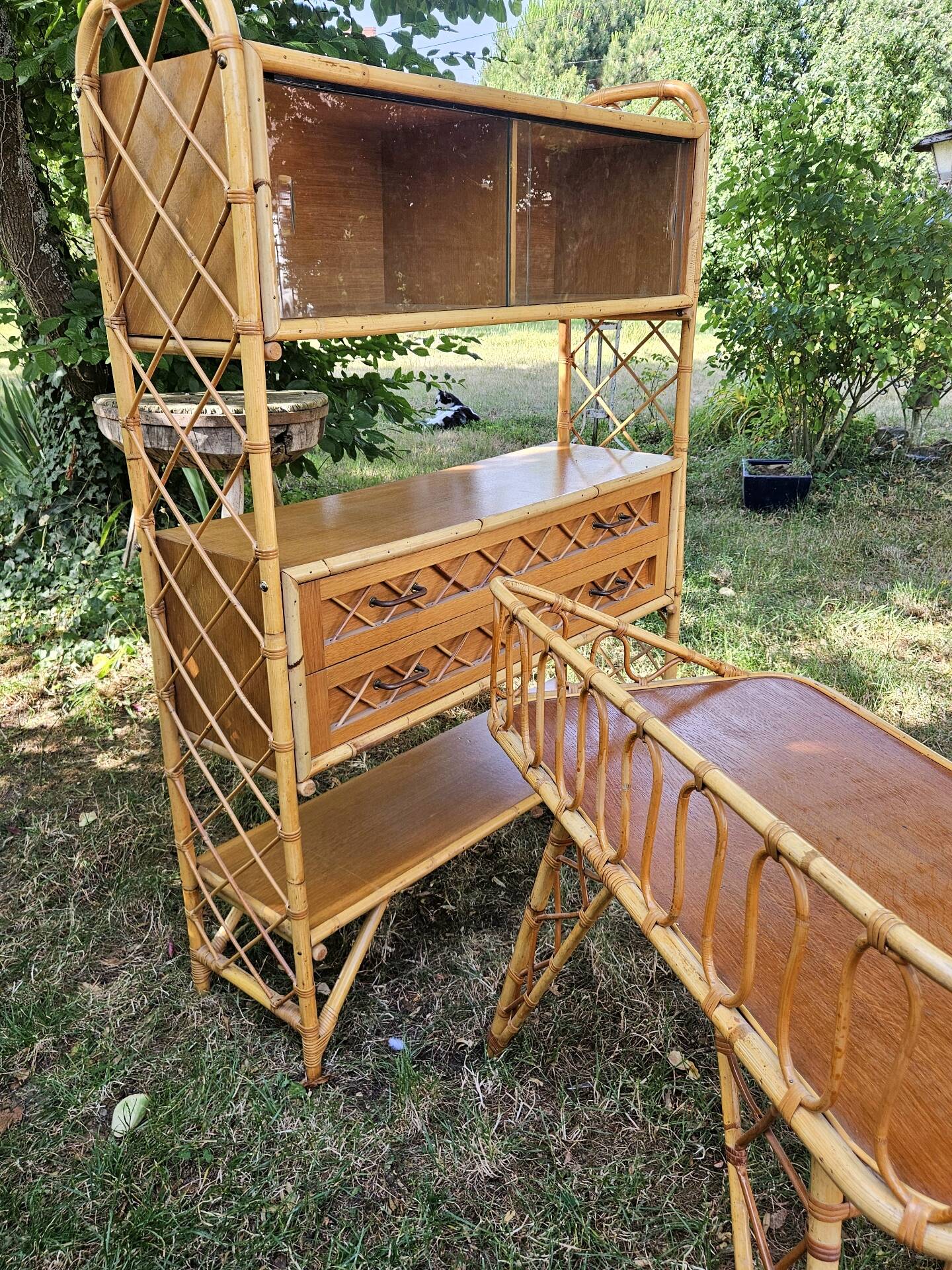 Rattan bamboo display shelf + vintage desk from the 50s-60s-70s.