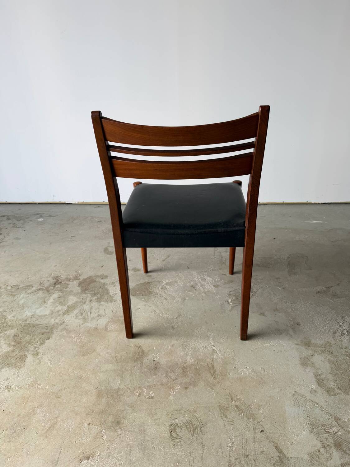 Set of 6 Scandinavian design chairs in solid teak and black Skai.
