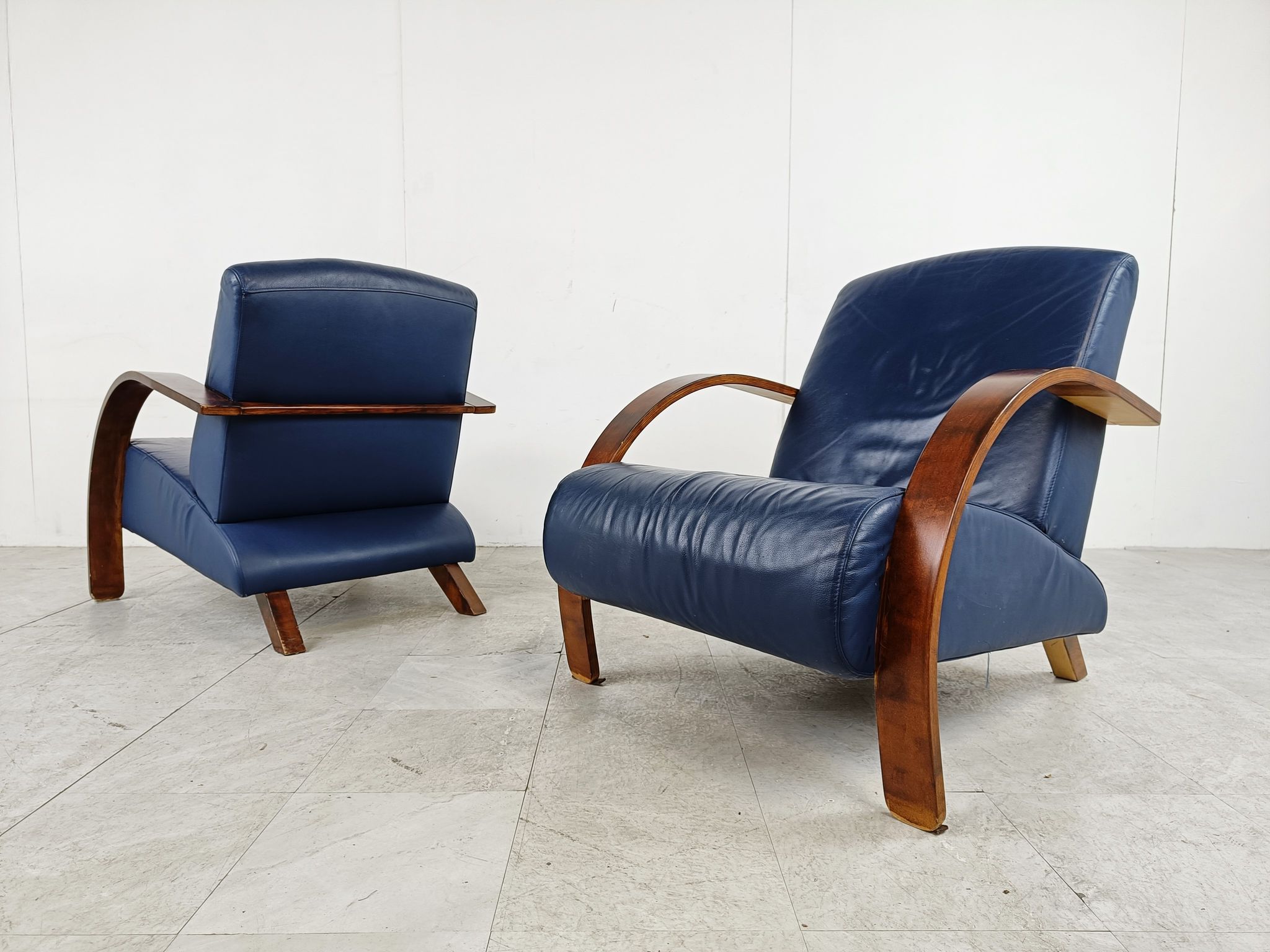 Paire de fauteuils en bois courbé et cuir bleu, années 1970
