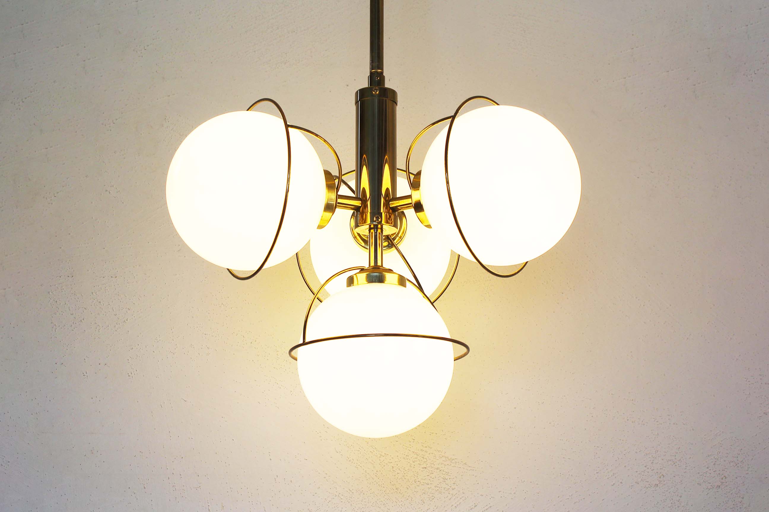 Lustre en verre laiton & opalin by Leola