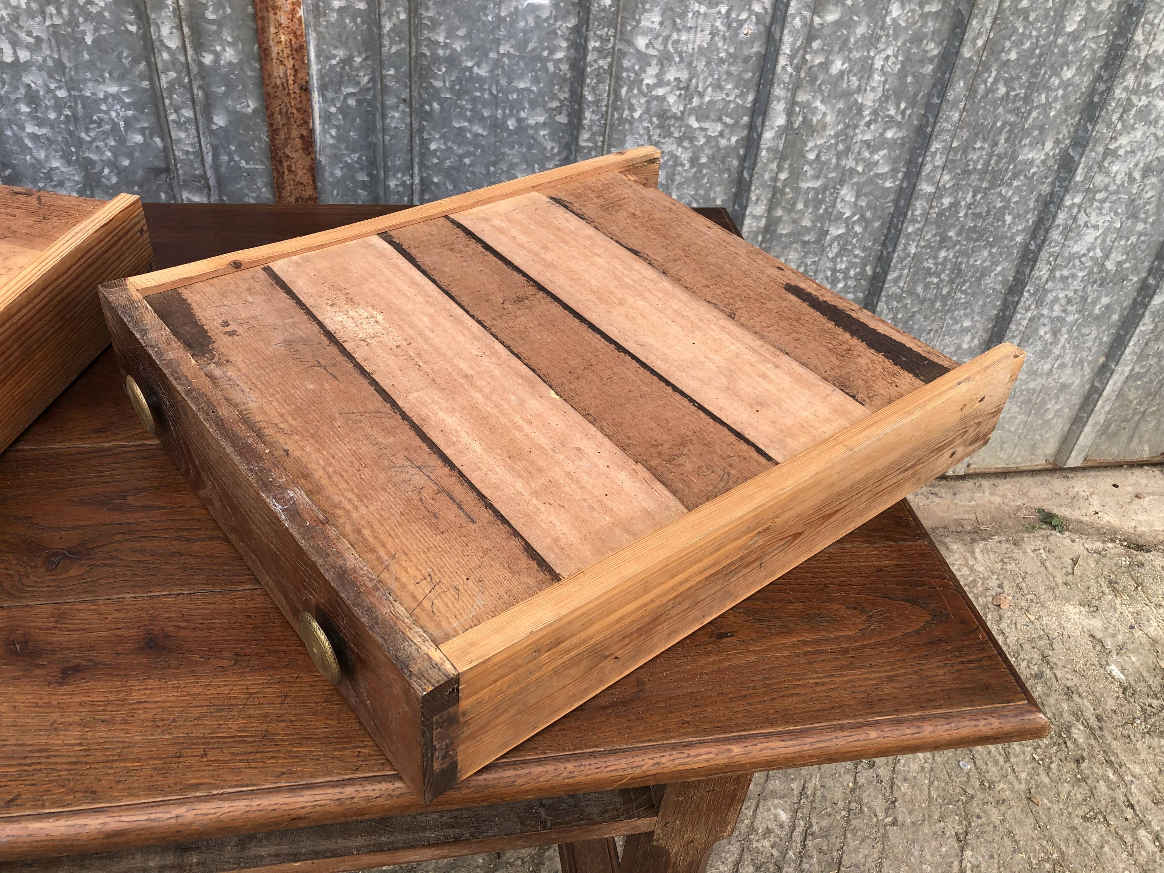 Table ancienne à barre à chat en chêne massif avec 2 tiroirs de face.