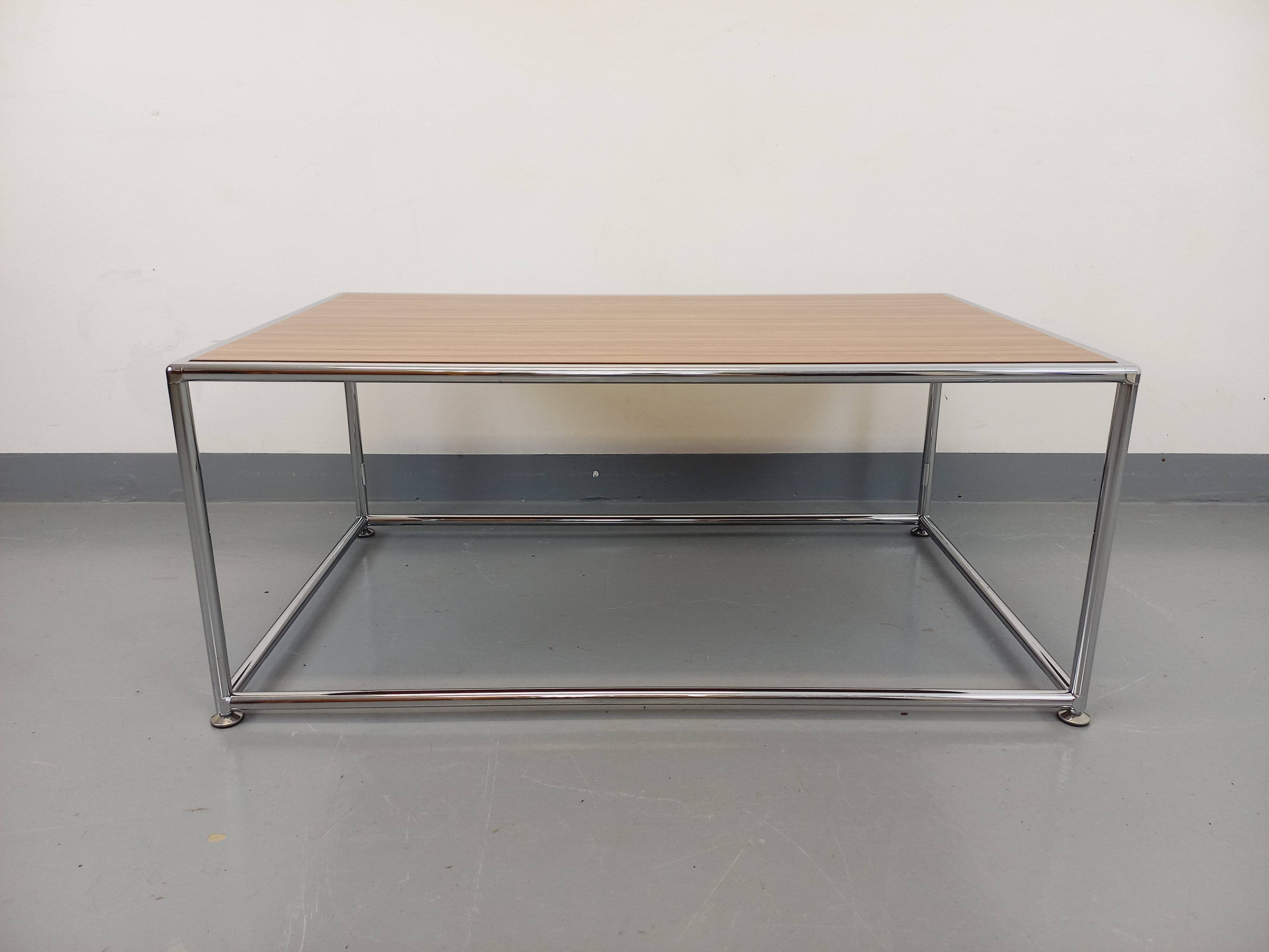 Table basse vintage style USM en mélaminé et métal chromé