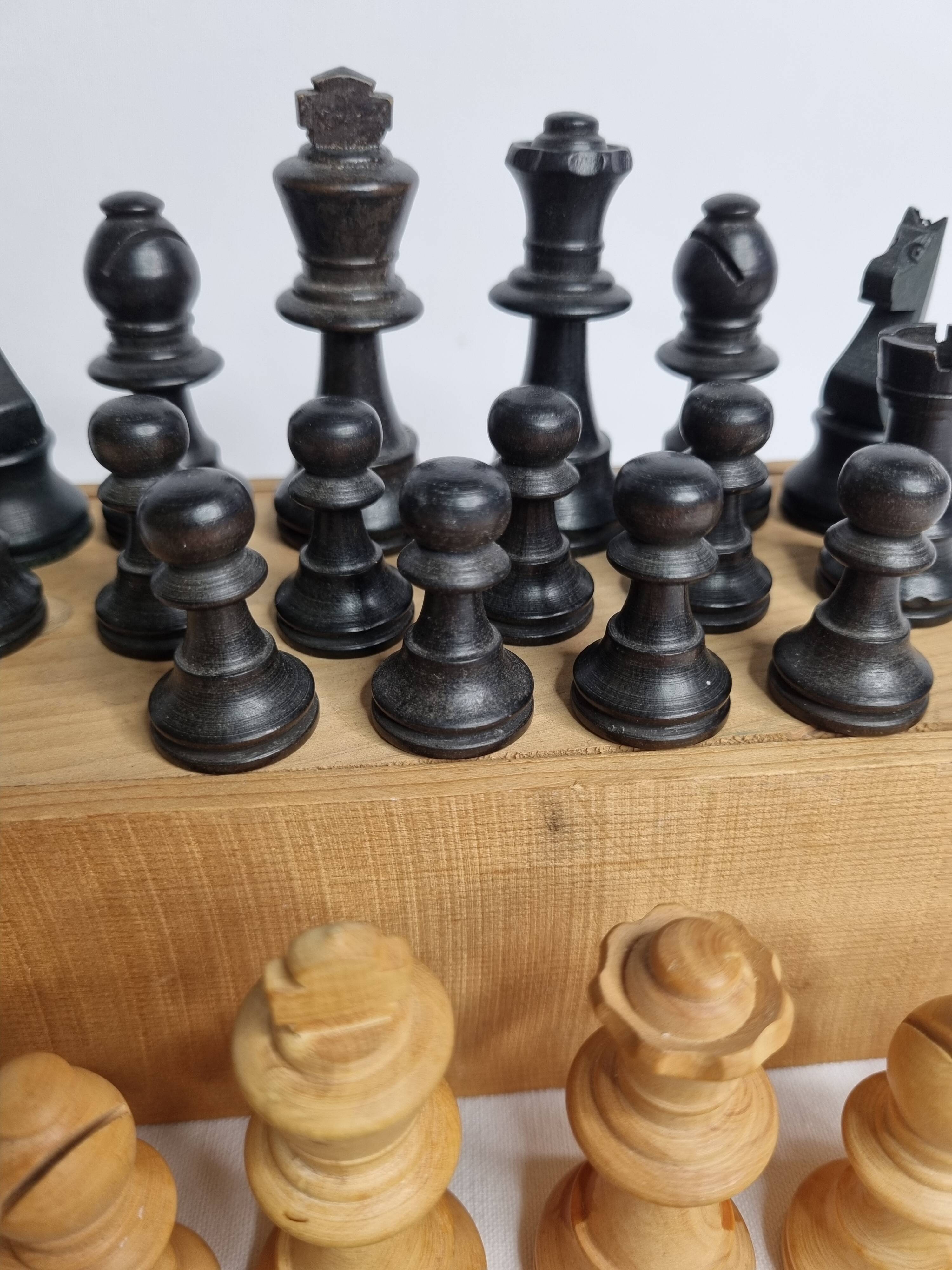 Antique Staunton Design Chess Set - Turned Wood Pieces (King 7cm)