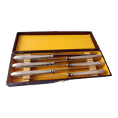 Coffret de 6 couteaux de table lame acier et manche argente