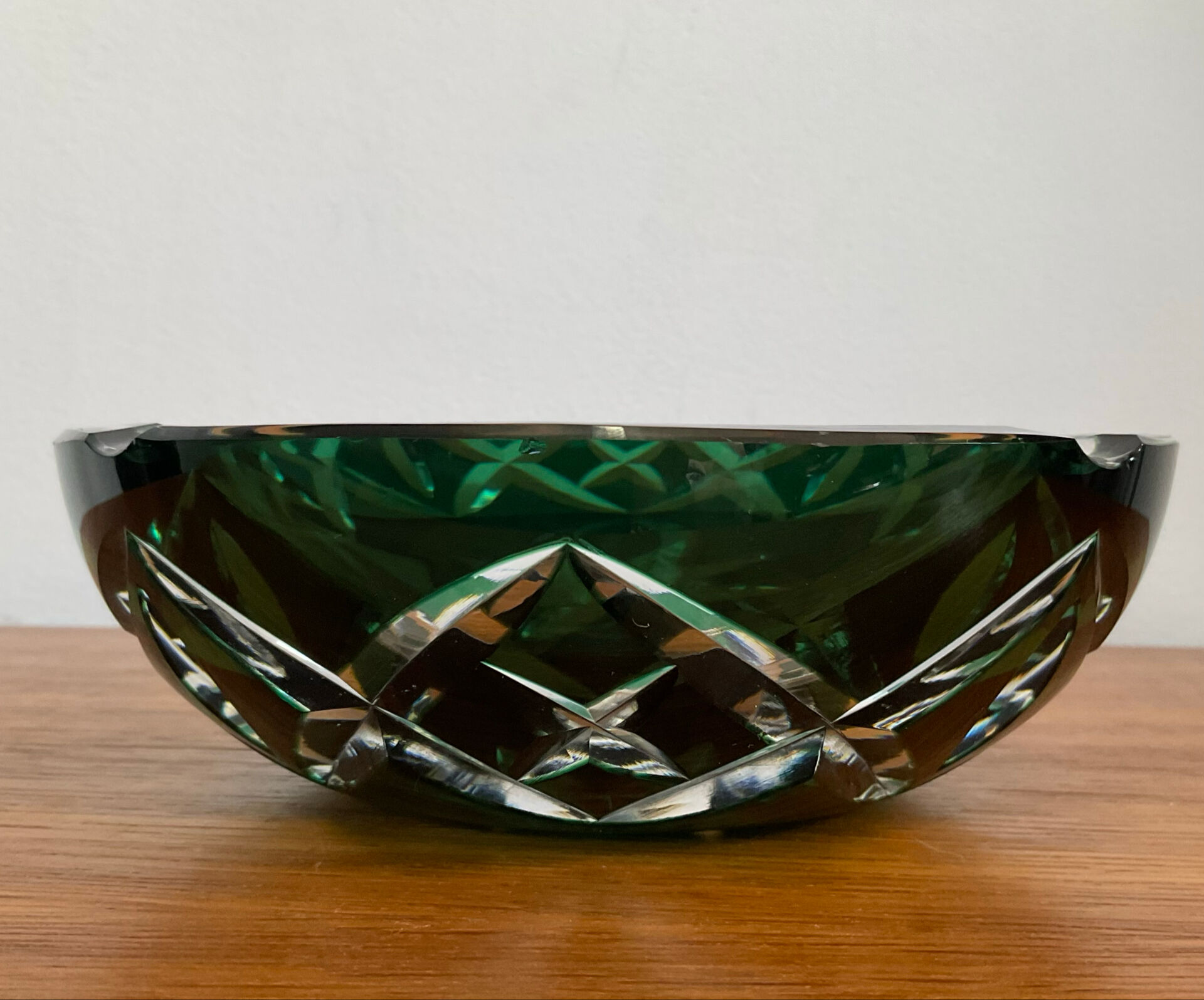Cendrier en cristal taillé Overlay vert des années 60-70