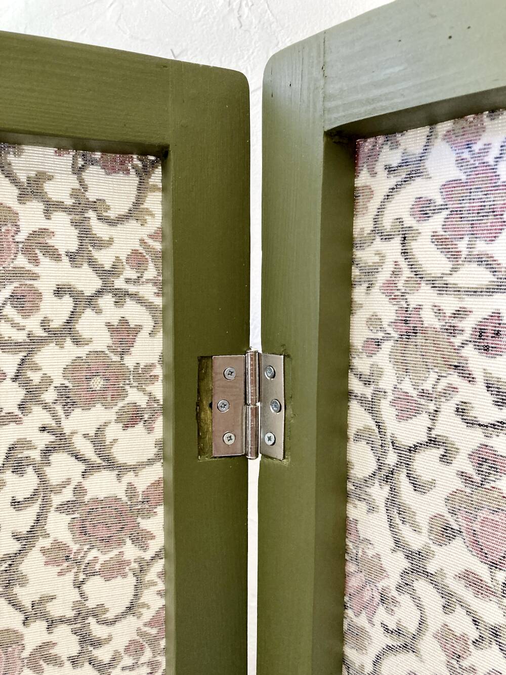 Antique 4-panel screen in pine, restored, "Grand Teint furniture" fabric.