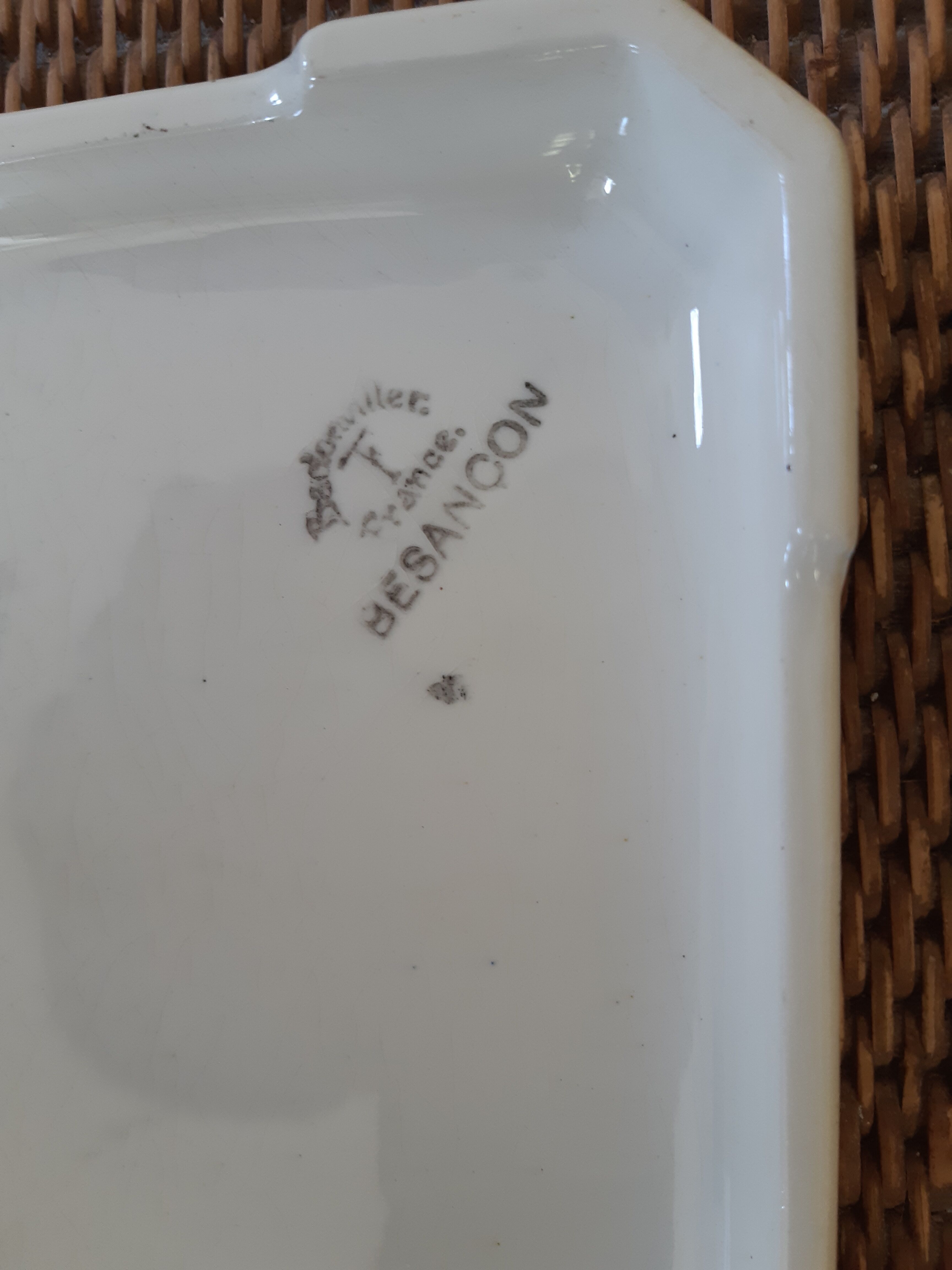 Under the plate of earthenware
