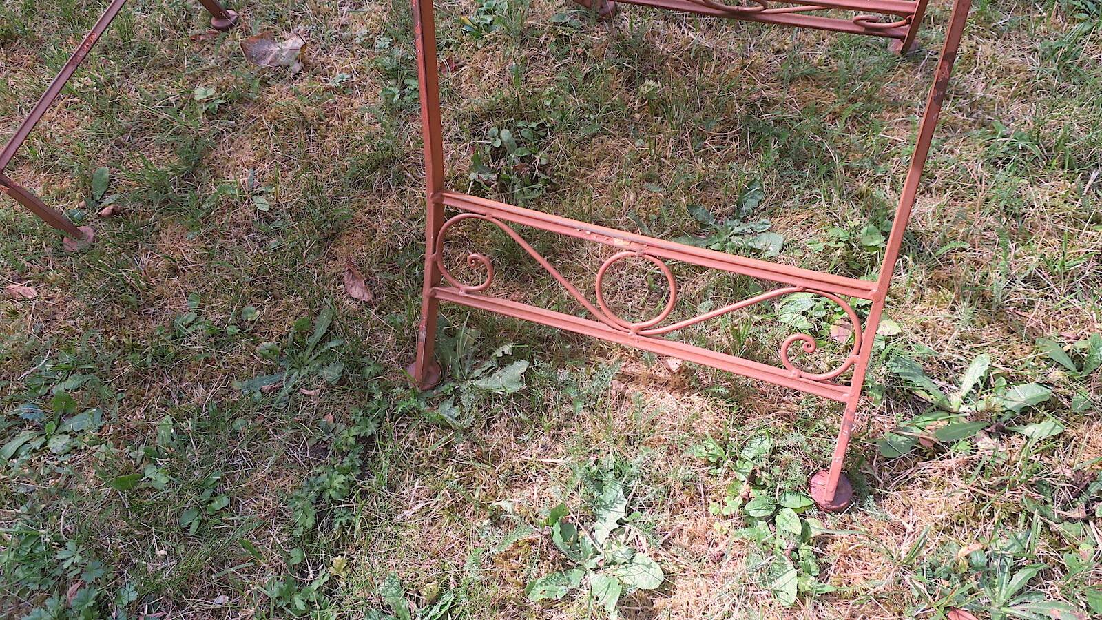 Mid century distressed painted iron garden table and 2 chairs, 1960s