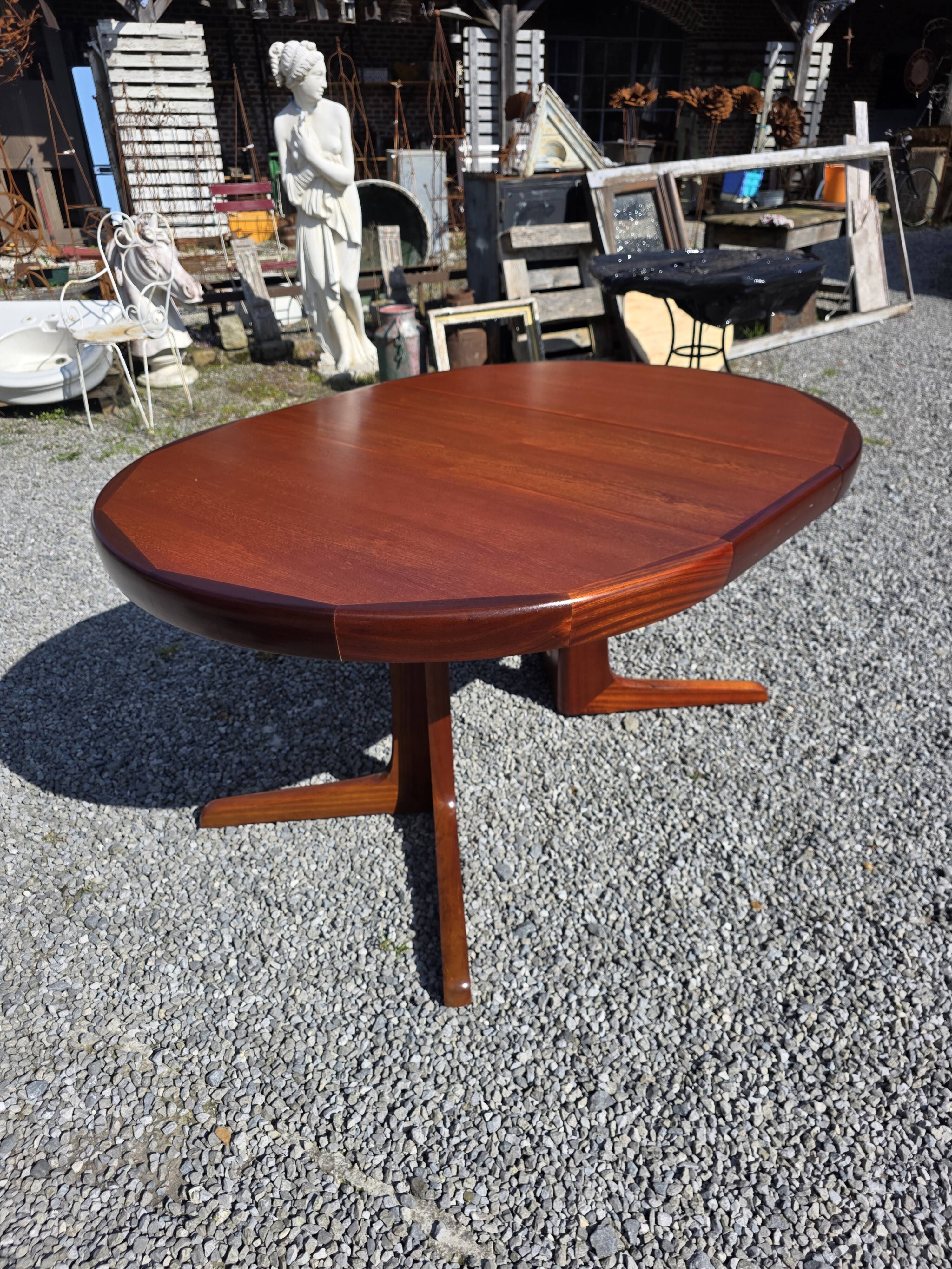 Baumann extendable table in teak from the 1960s.