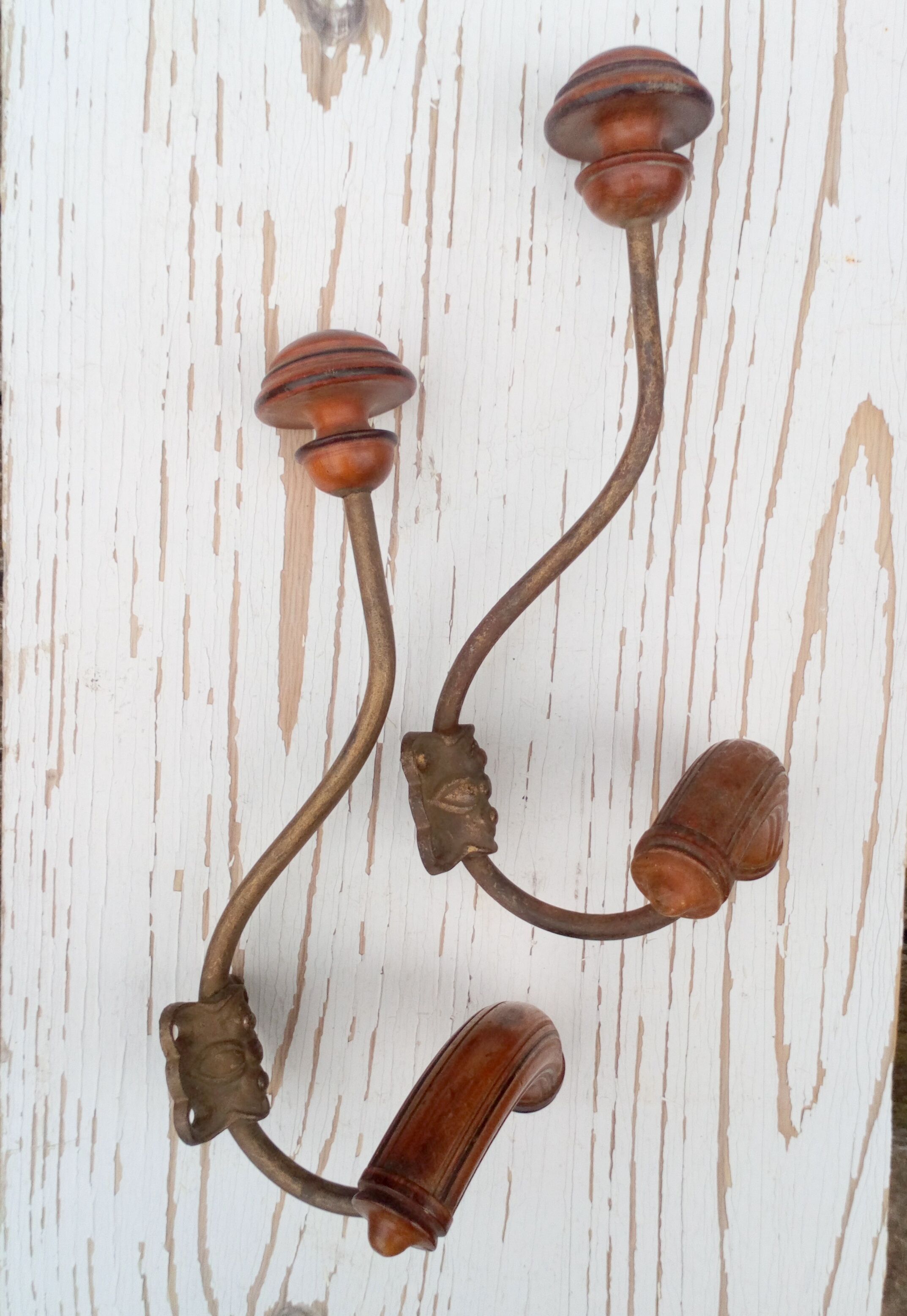 2 hooks in metal and wood