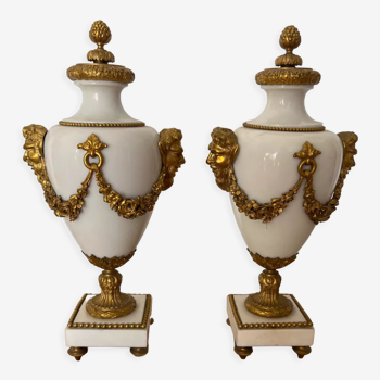Paire de cassolettes en marbre et bronze de style Louis XVI