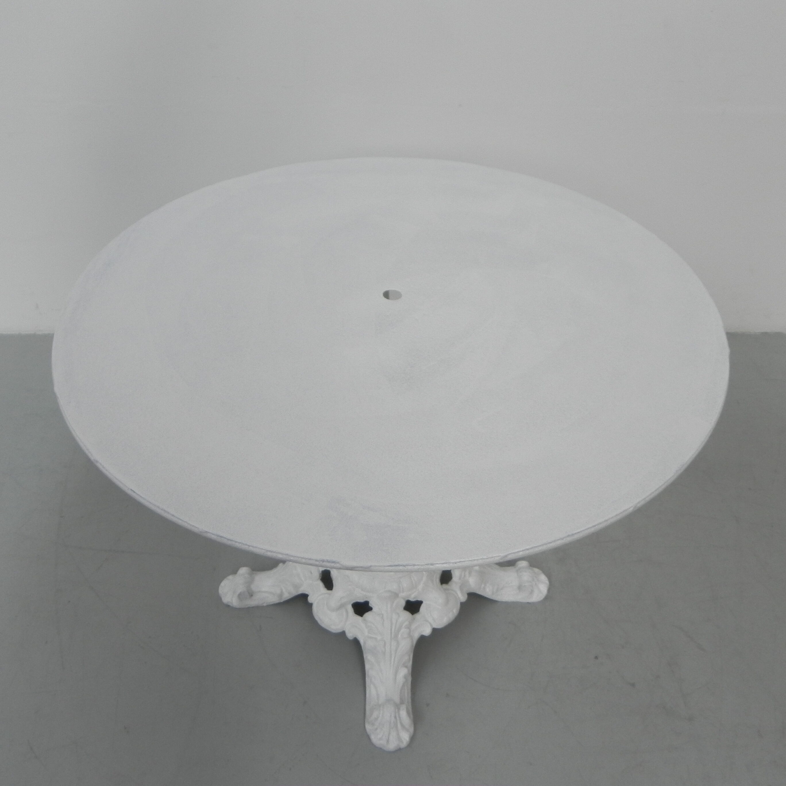 Table de jardin en acier avec base en fonte
