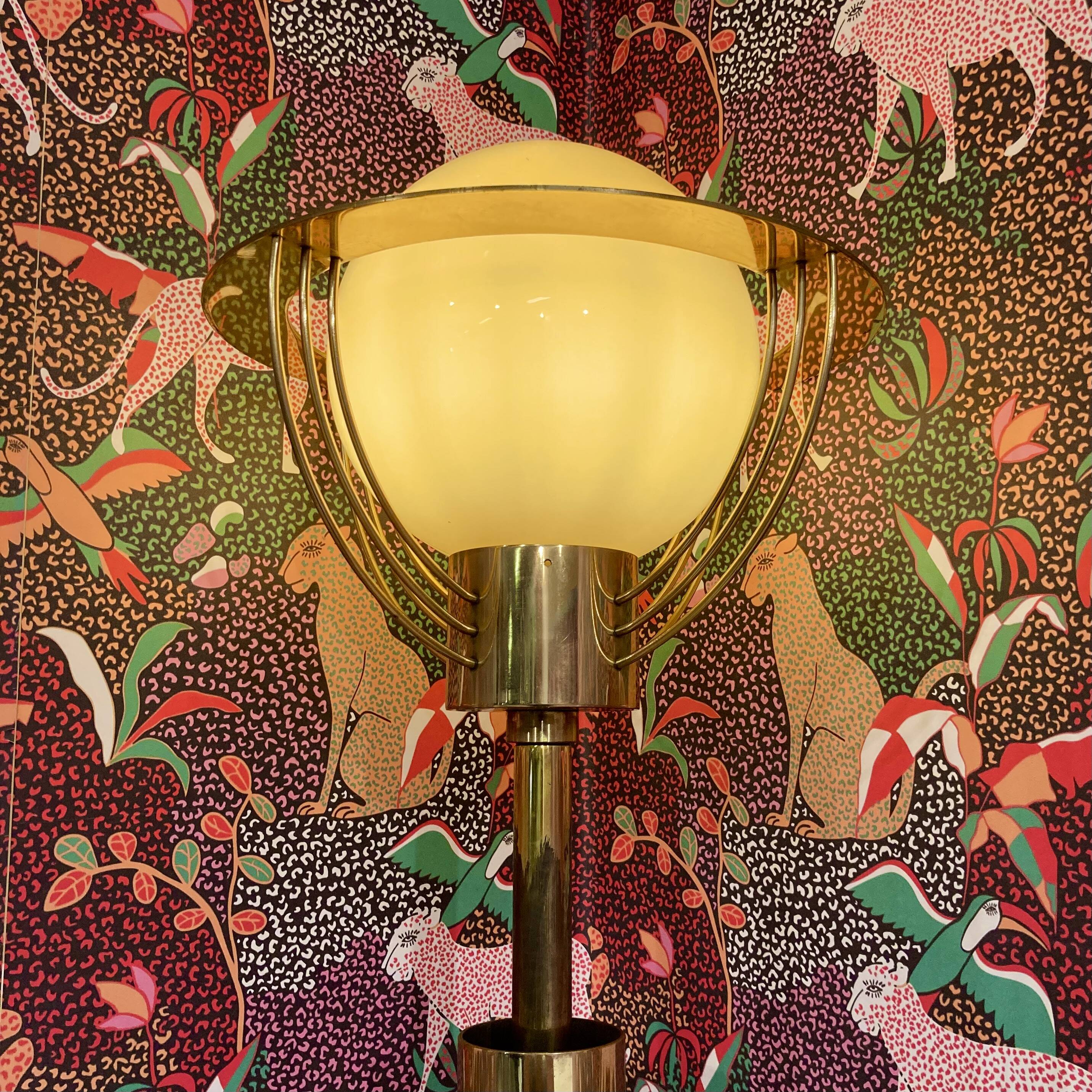 Lampadaire Américain verre et métal 200 cm design 1950.
