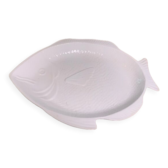 Serving dish in the shape of a white glazed ceramic fish