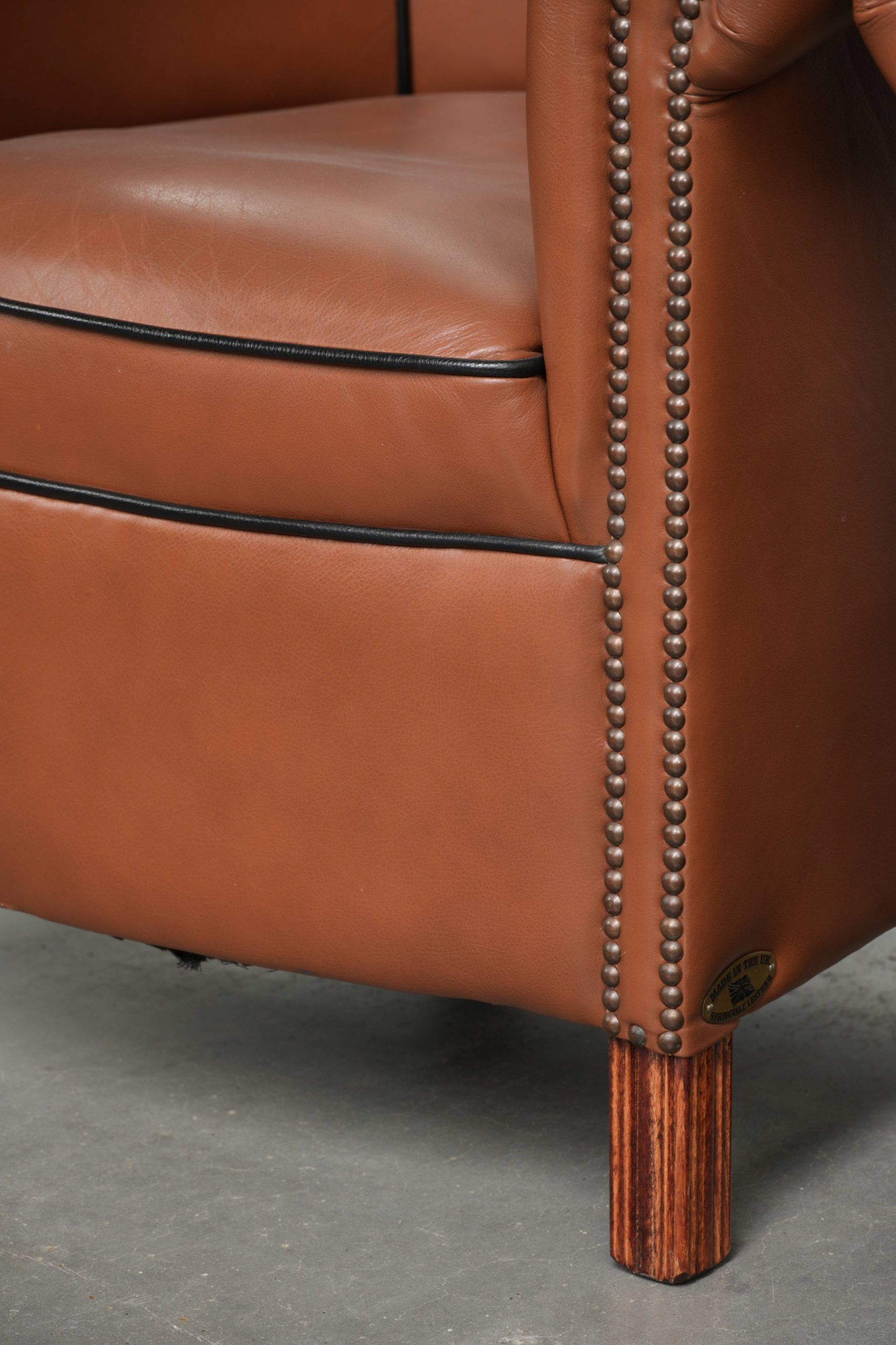 Ensemble de 2 fauteuils club en cuir de vache en bon état dans le style anglais.
