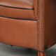 Ensemble de 2 fauteuils club en cuir de vache en bon état dans le style anglais.