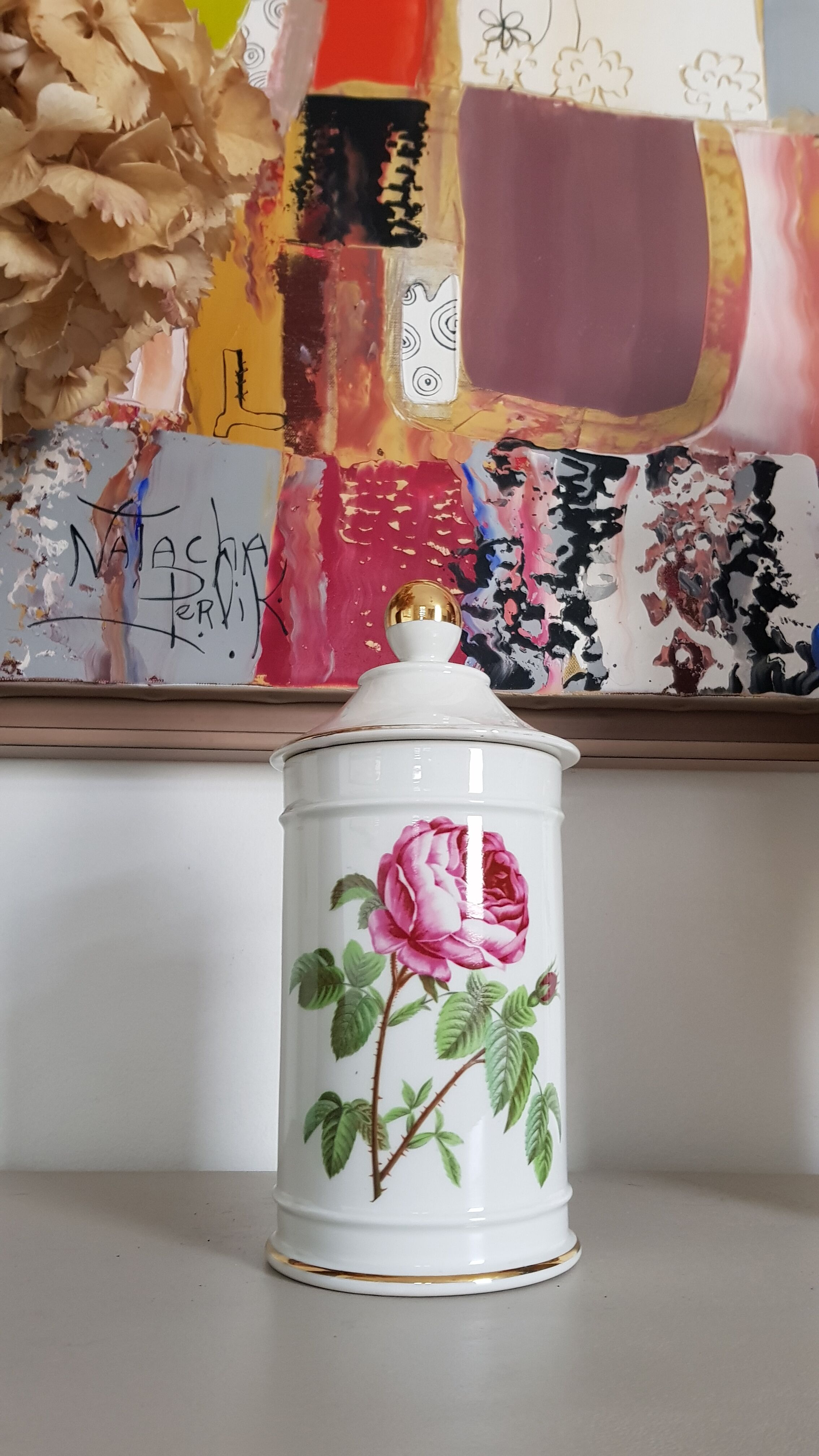 Porcelain pharmacy pot