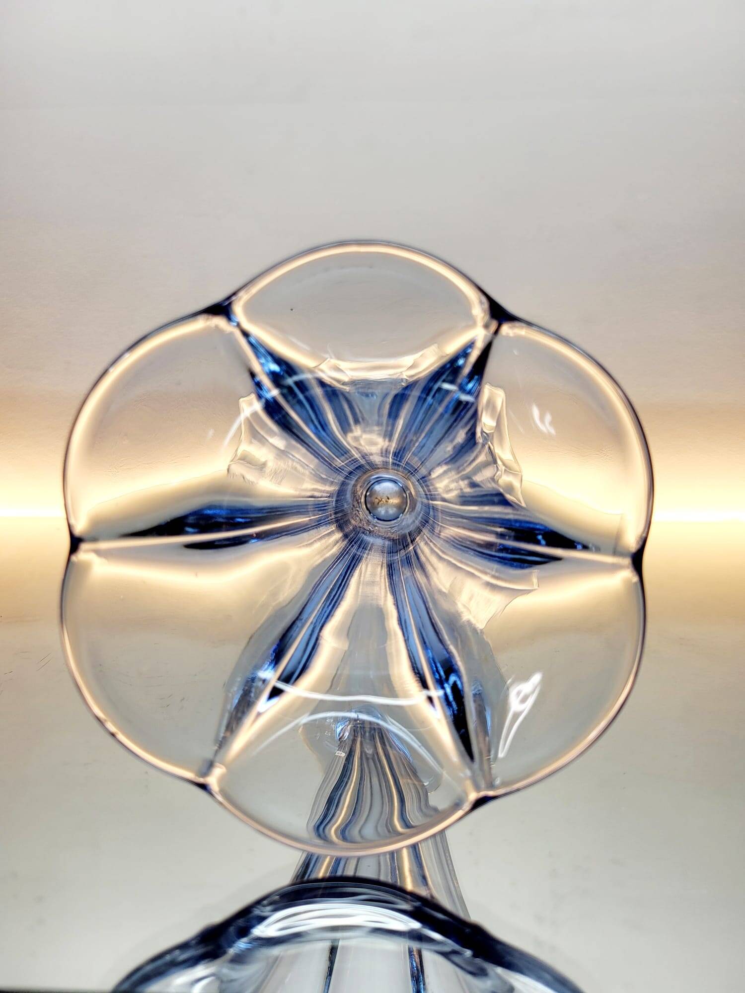 Val Saint Lambert Art deco vaas, serie Luxval model Américain M licht blauw