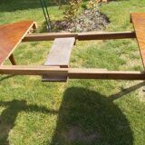 Extendable dining table