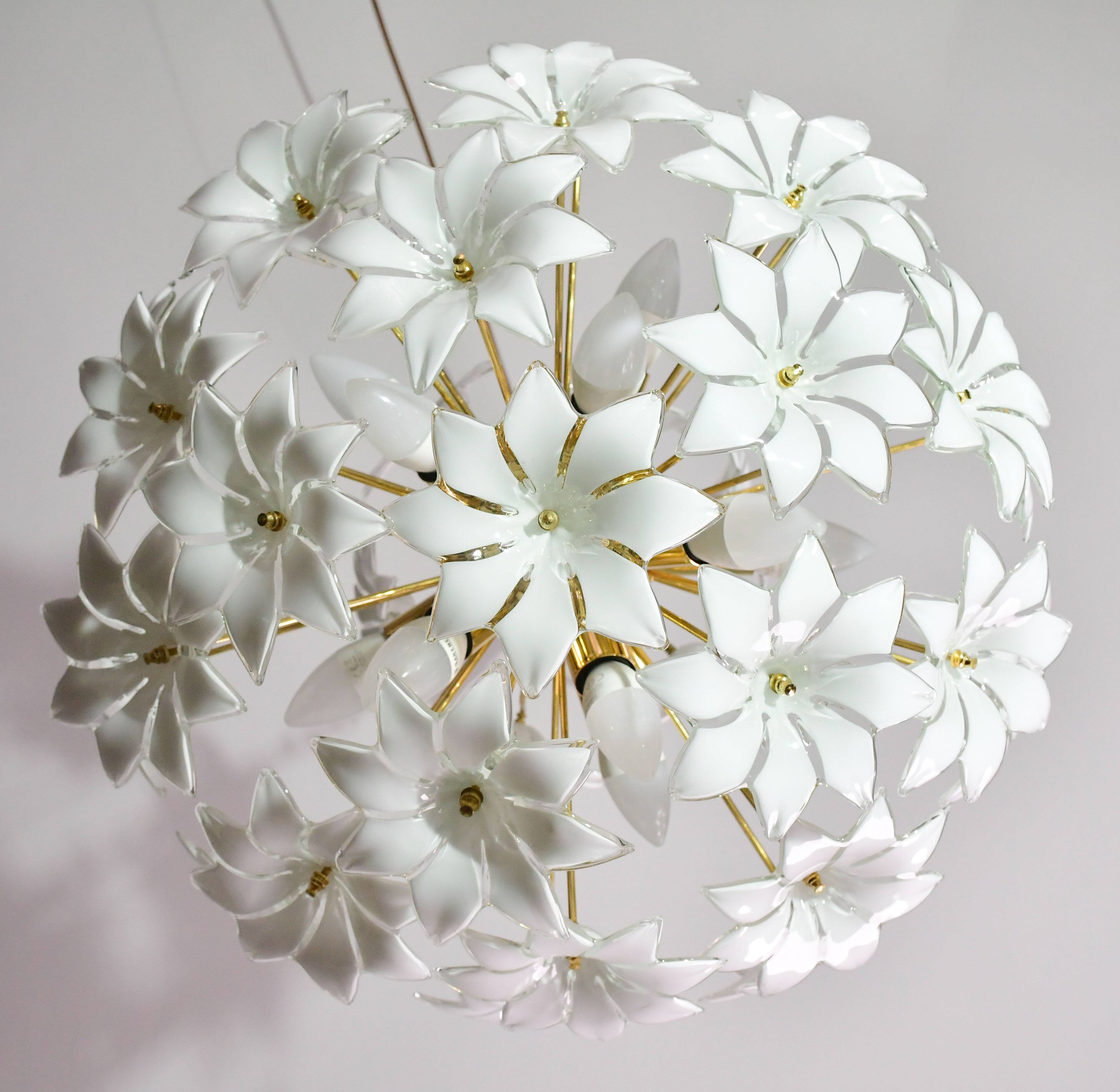 Magnifique lustre Sputnik en verre de Murano blanc orné de fleurs, années 1980