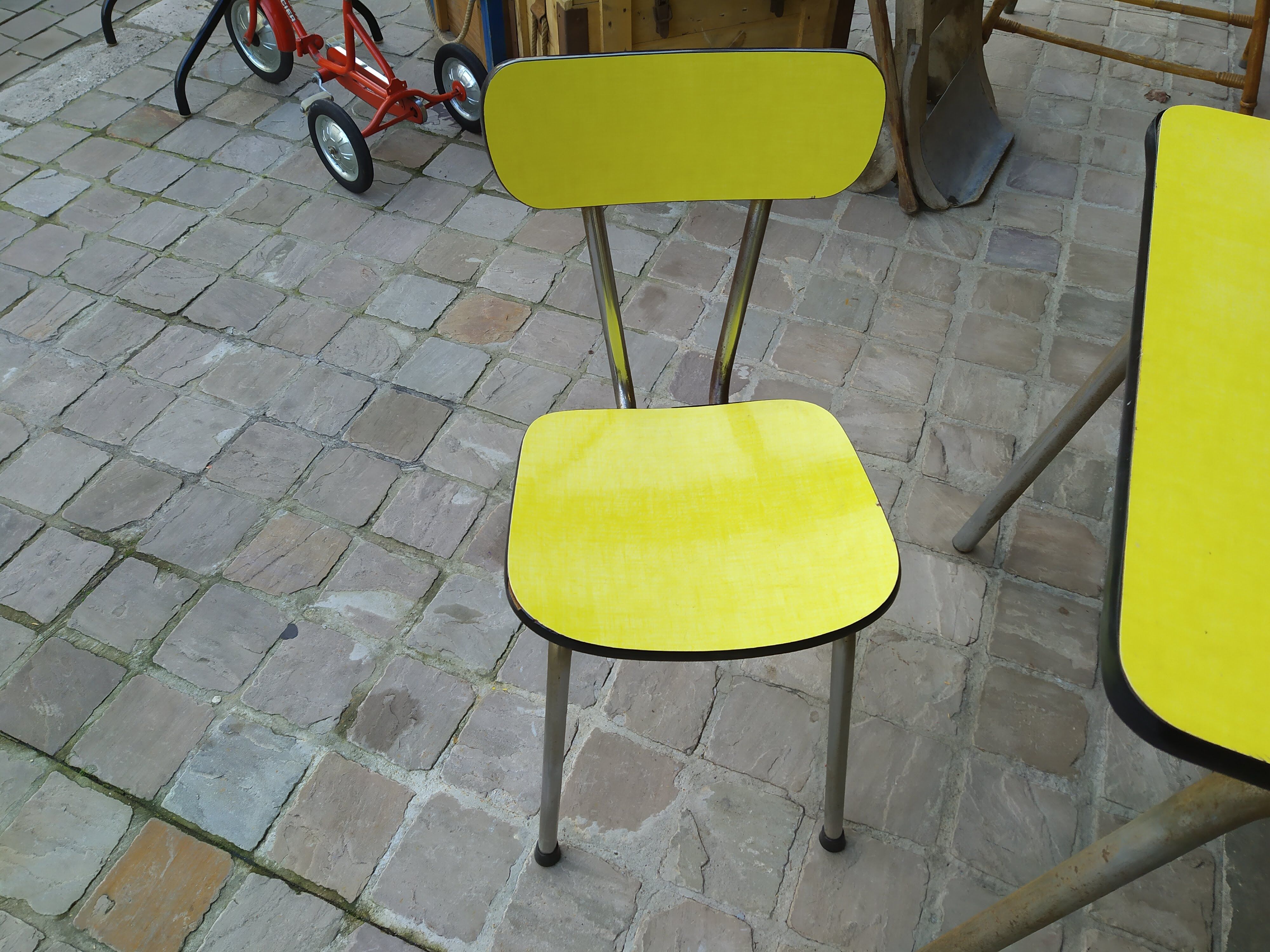 Table and chairs in 50s formica