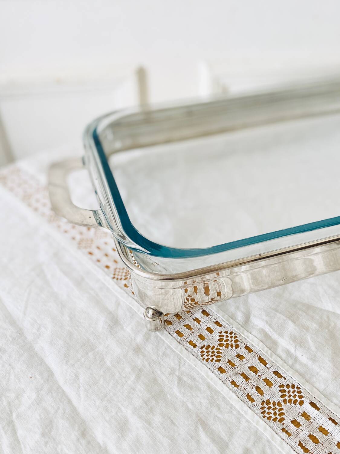 Rectangular Pyrex dish on silver metal support