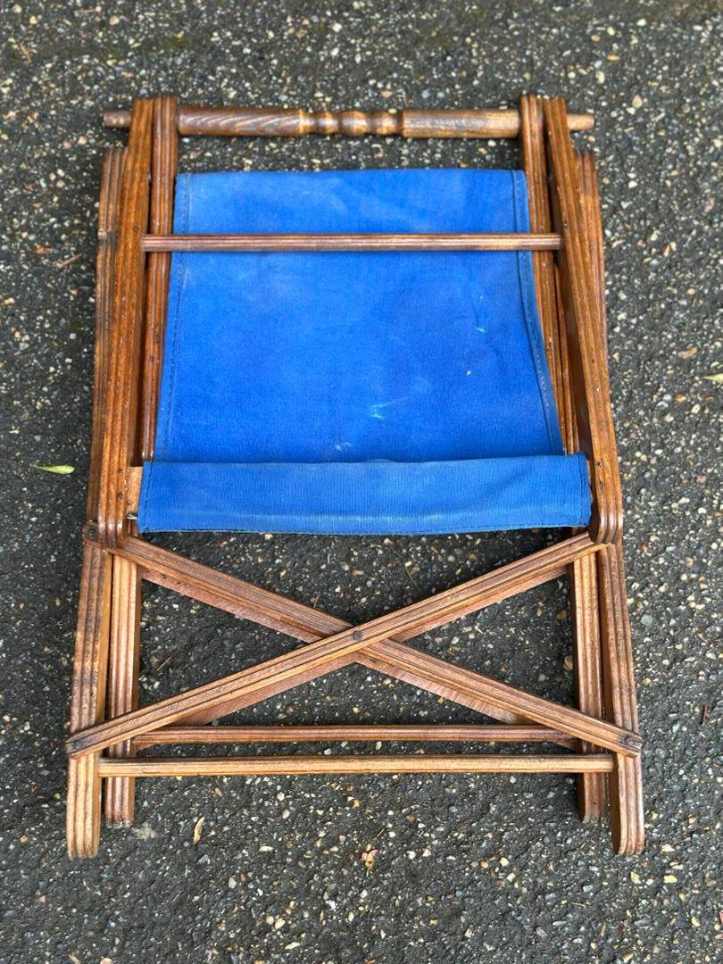 Chaise pliante en en bois massif et tissu bleu